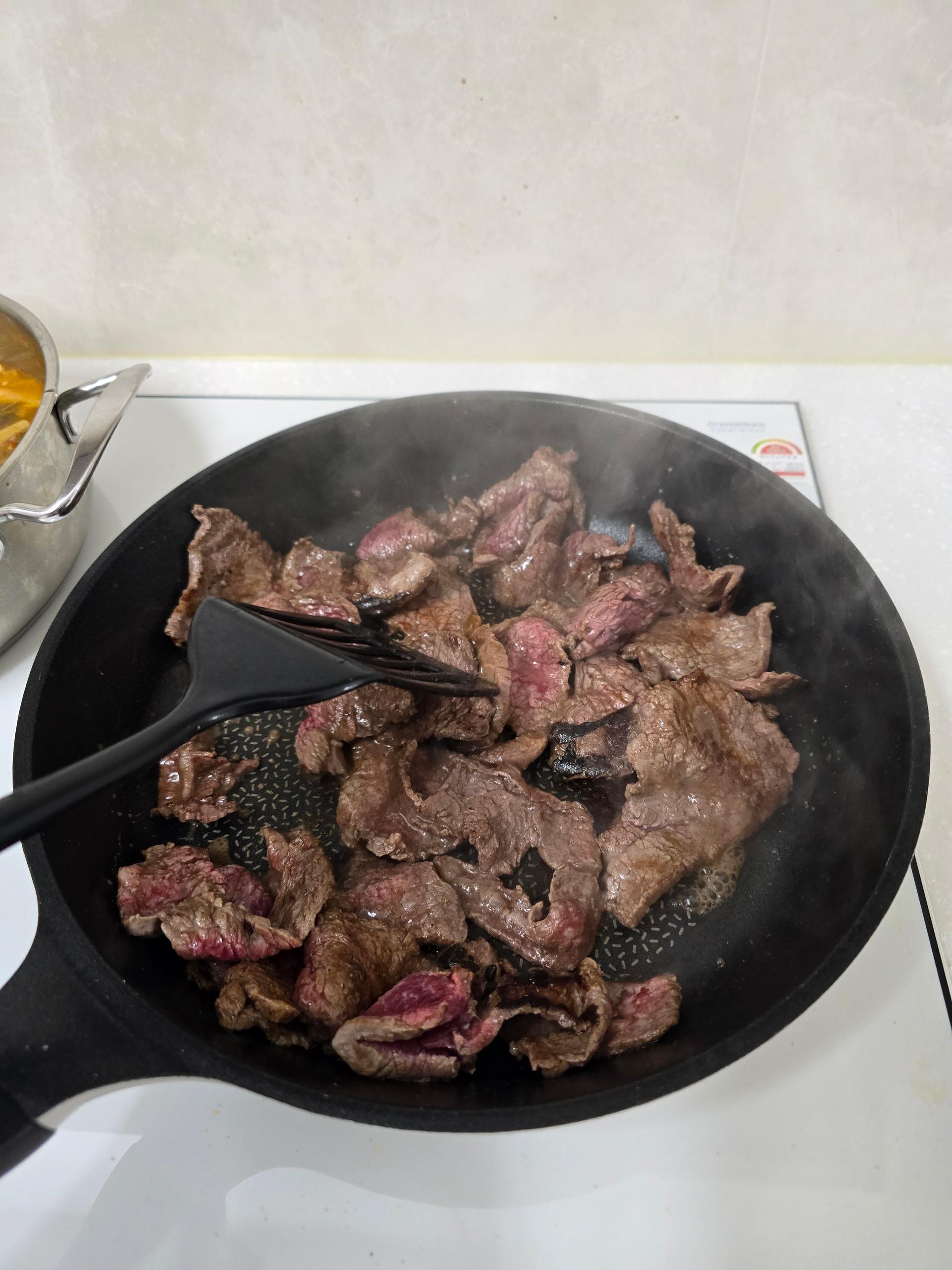 한우 실속구이 400g + 국거리 200g + 곰탕세트 500g*2팩 or 대패삼겹살400g 추가증정