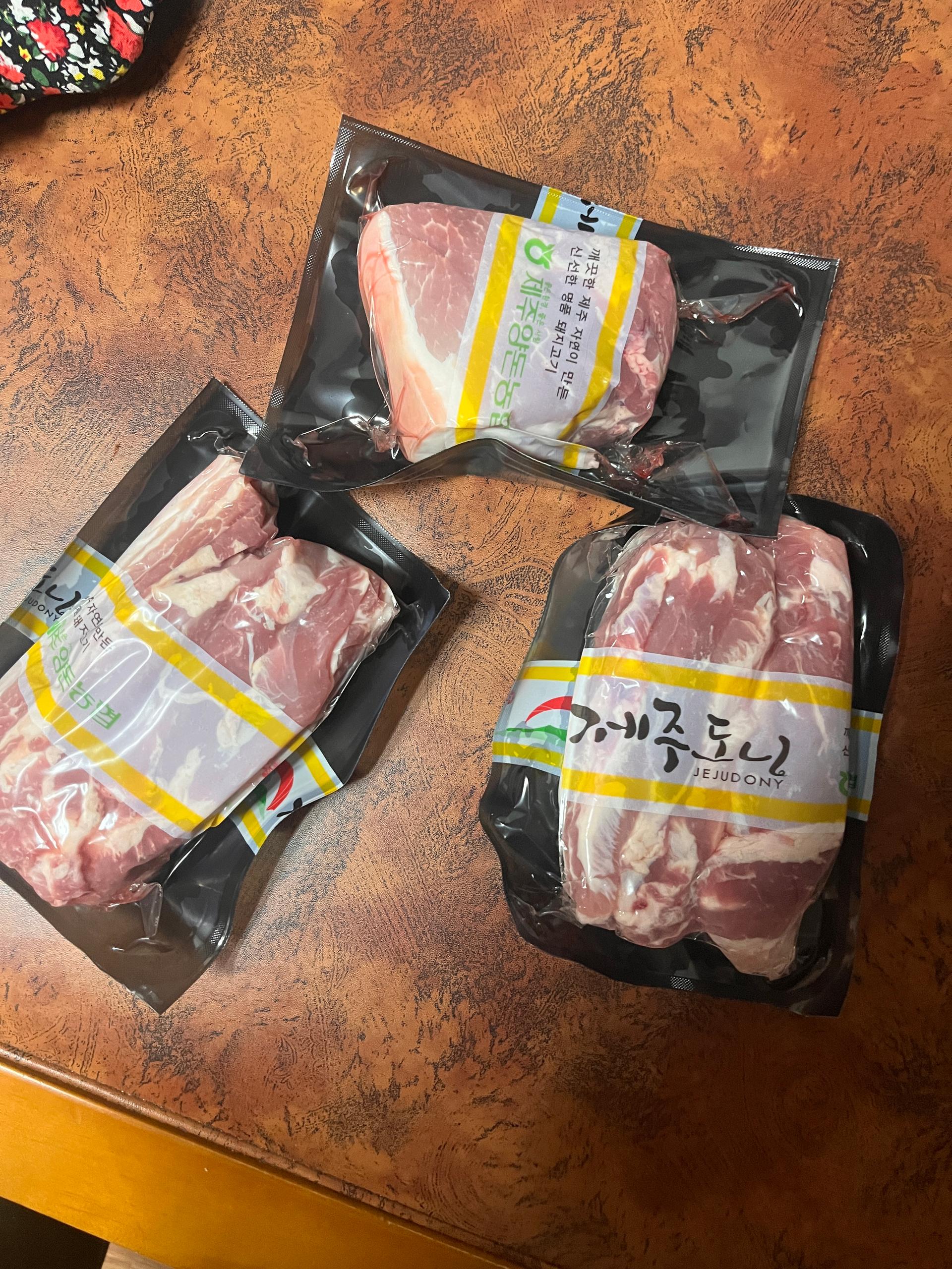 제주양돈농협 삼겹구이용 (500g 2개) + 앞다리 300g 선물 세트
