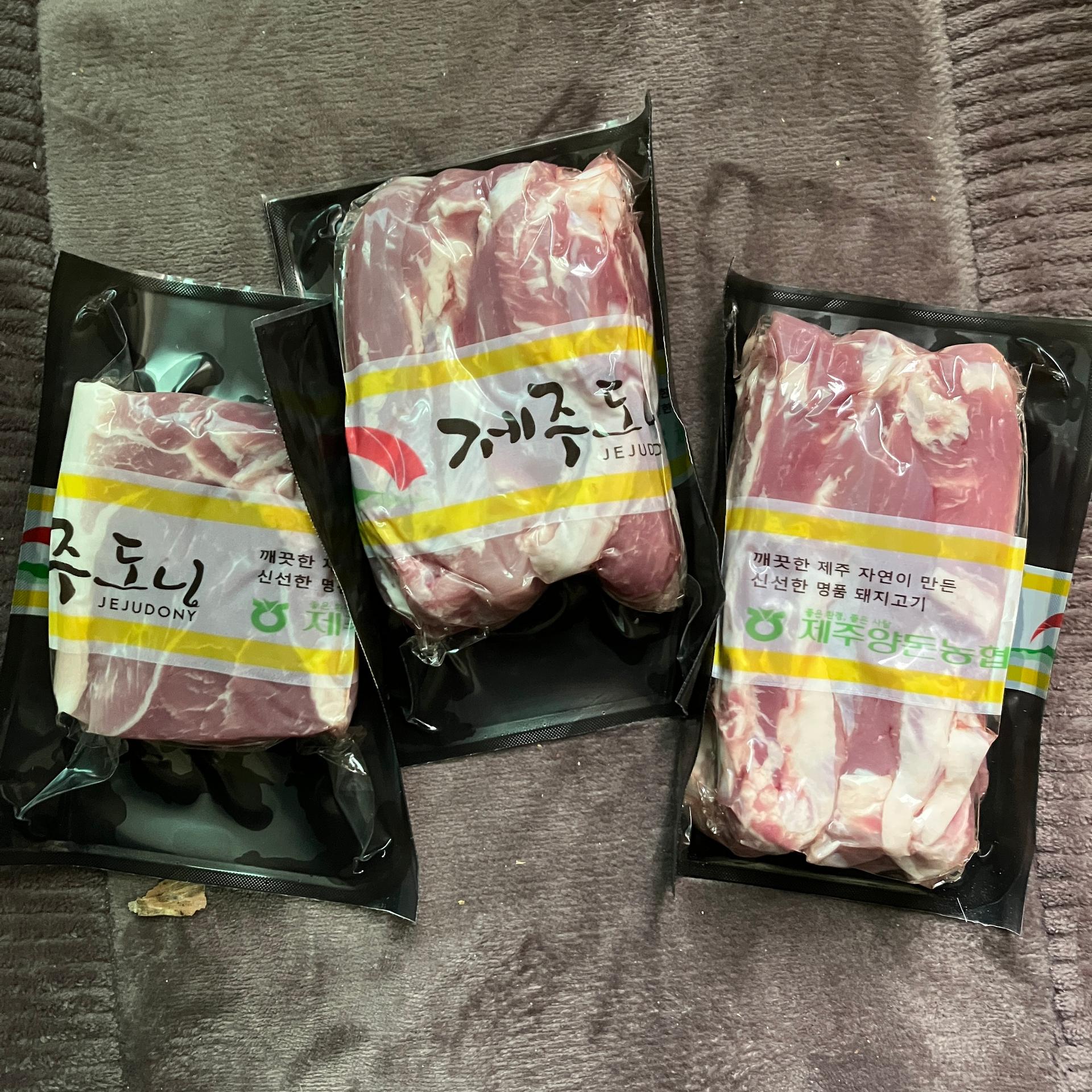 제주양돈농협 삼겹구이용 (500g 2개) + 앞다리 300g 선물 세트