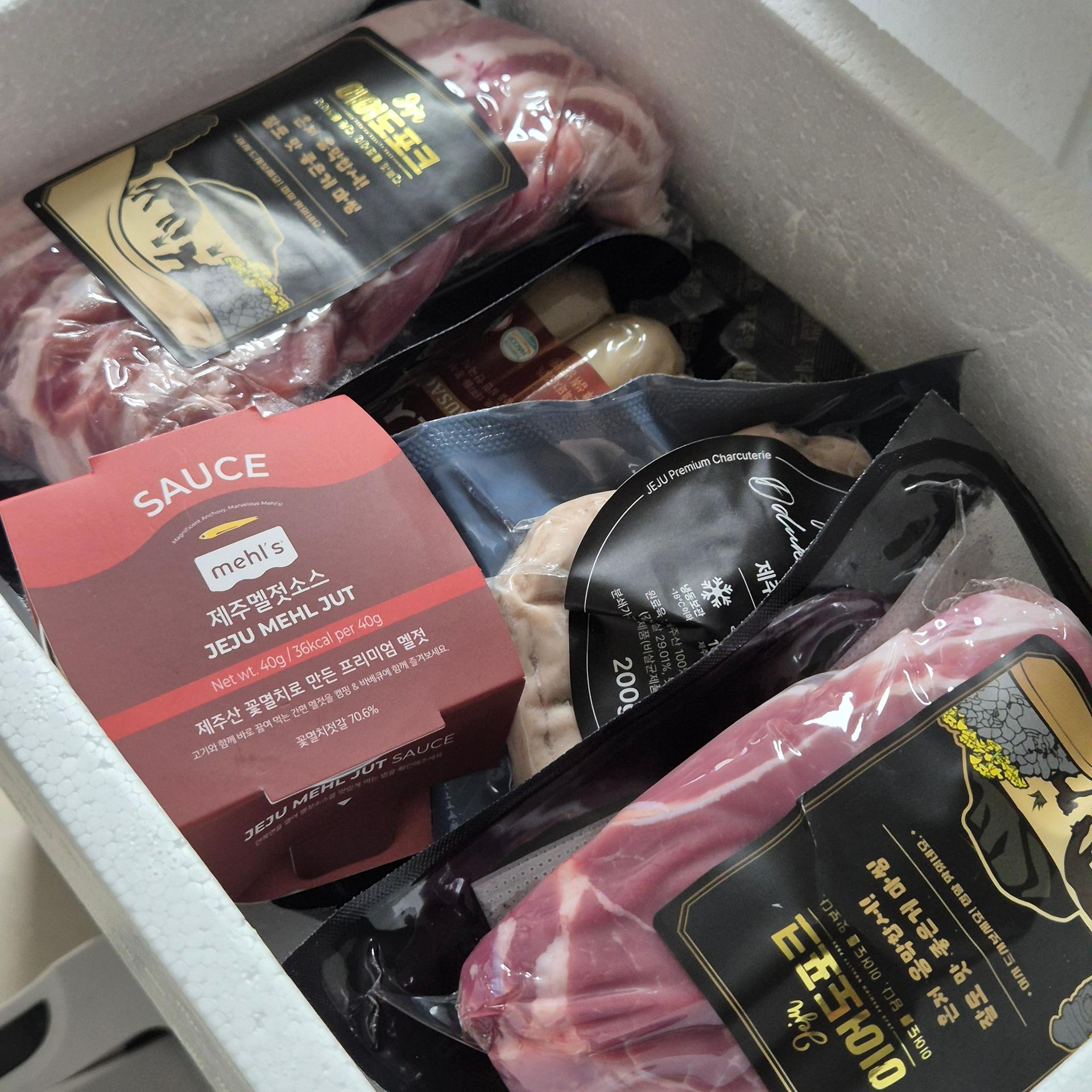 백오겹500g+흑돼지 앞다리살500g+흑돈떡갈비200g+흑돈소세지250g+멜젓소스40g