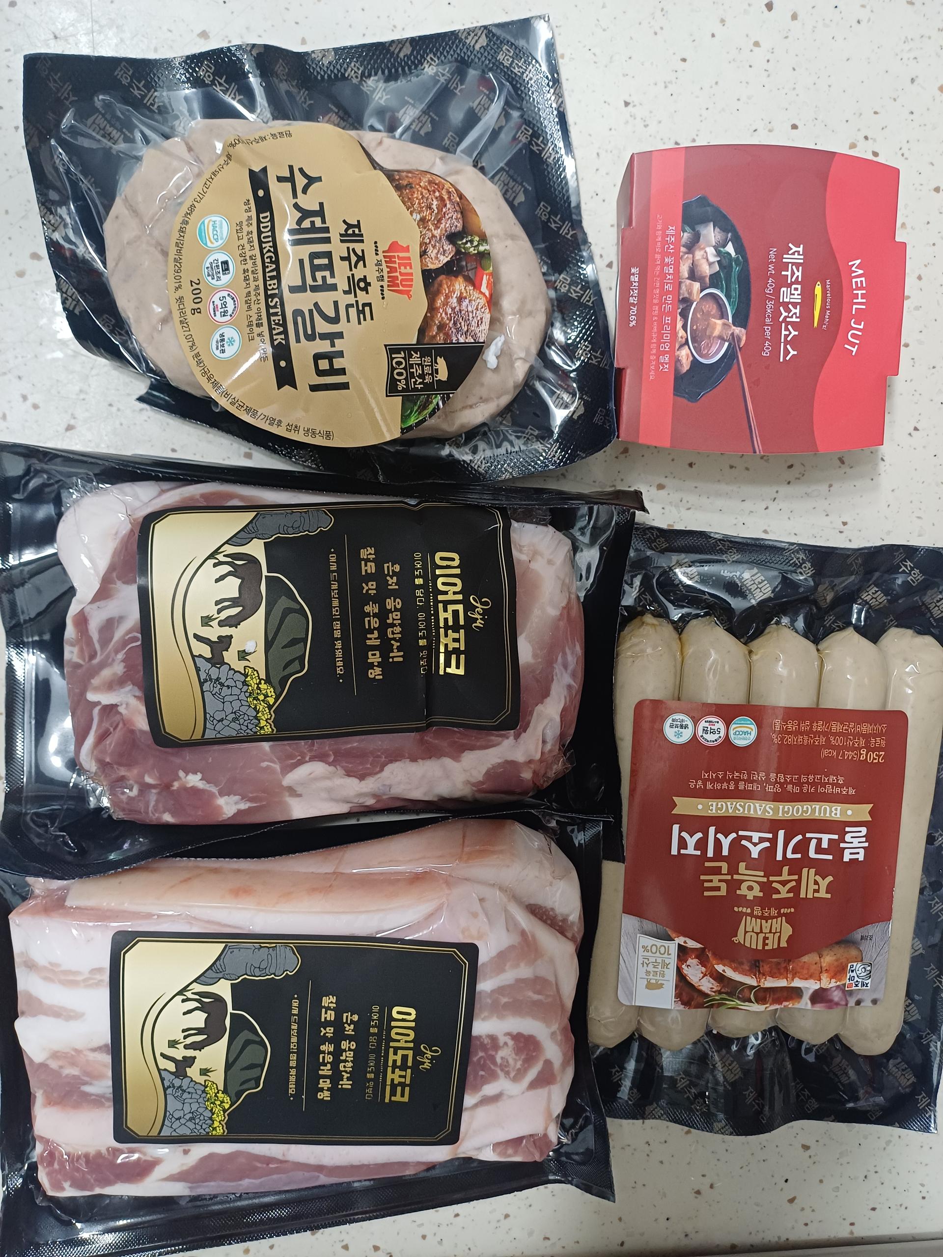 백오겹500g+흑돼지 앞다리살500g+흑돈떡갈비200g+흑돈소세지250g+멜젓소스40g