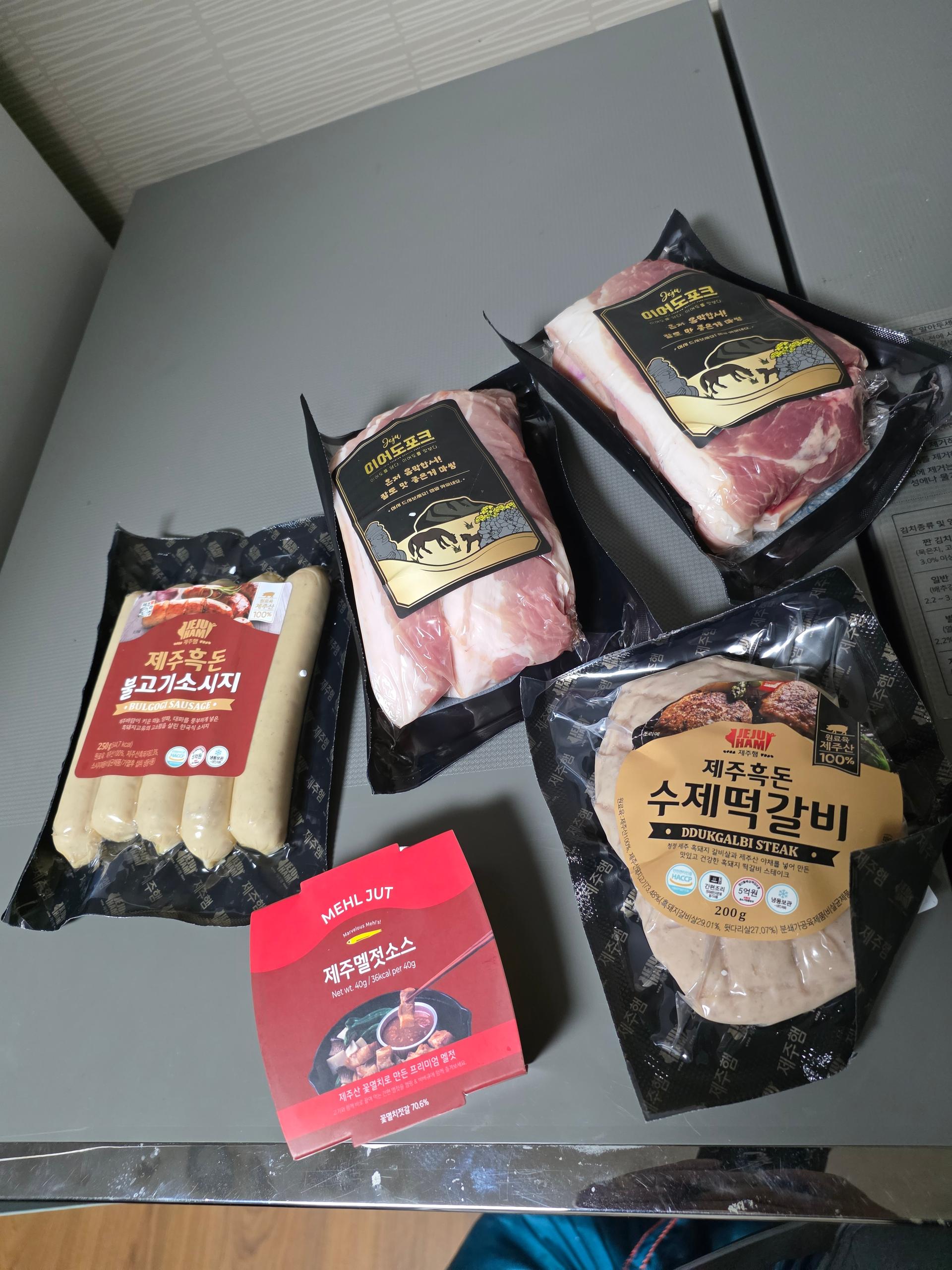백오겹500g+흑돼지 앞다리살500g+흑돈떡갈비200g+흑돈소세지250g+멜젓소스40g
