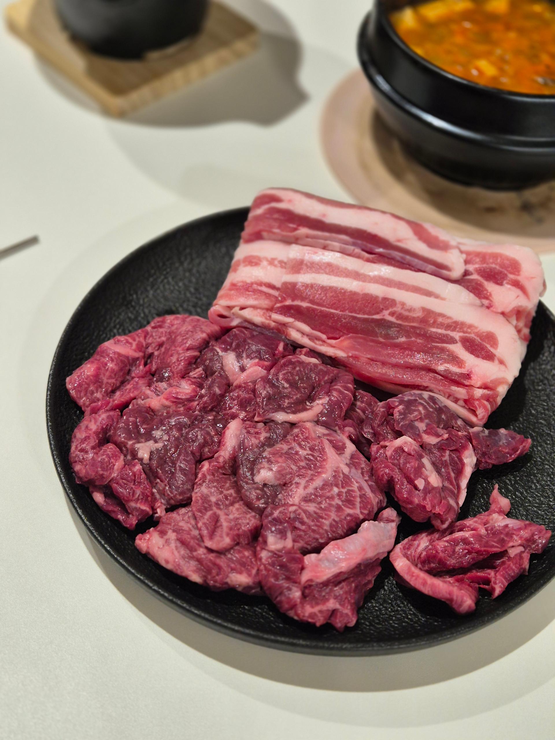 한우 실속구이 400g + 국거리 200g + 곰탕세트 500g*2팩 or 대패삼겹살400g 추가증정