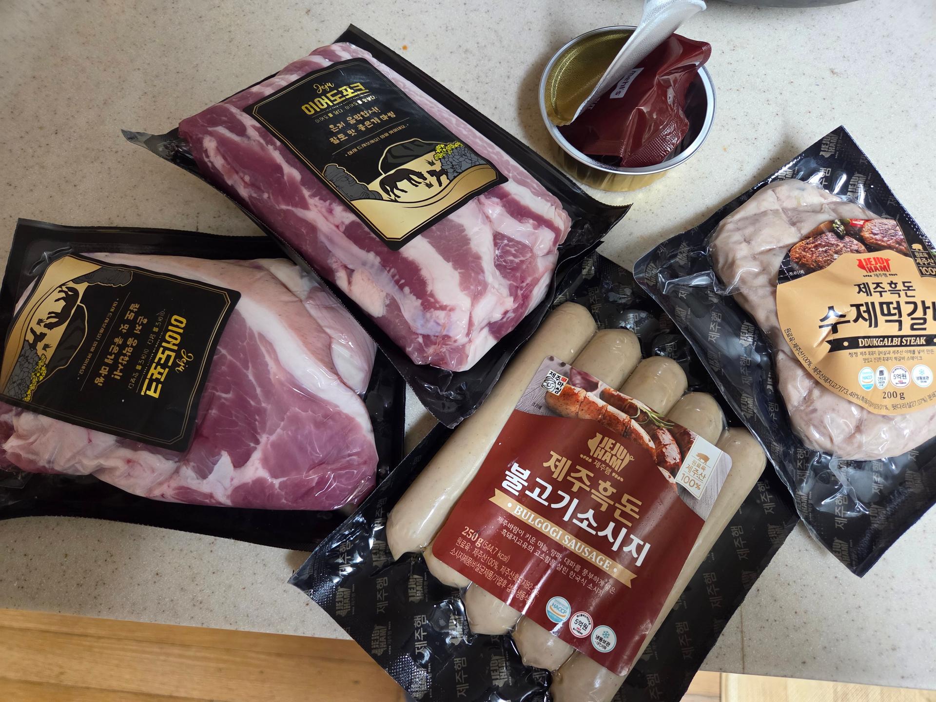 백오겹500g+흑돼지 앞다리살500g+흑돈떡갈비200g+흑돈소세지250g+멜젓소스40g