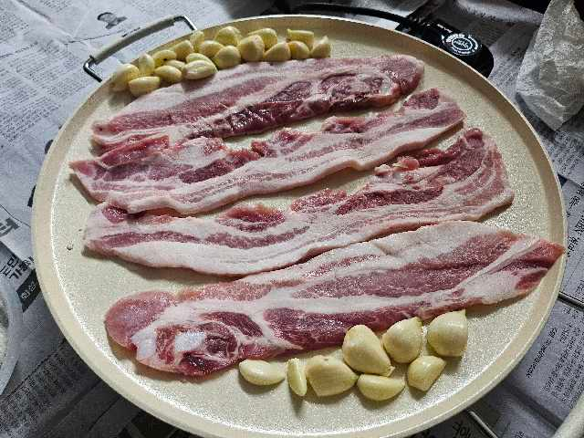 무항생제 한돈 삼겹살 1.3kg(1.1kg+200g추가증정) + 곰탕세트or대패삼겹살400g 추가증정