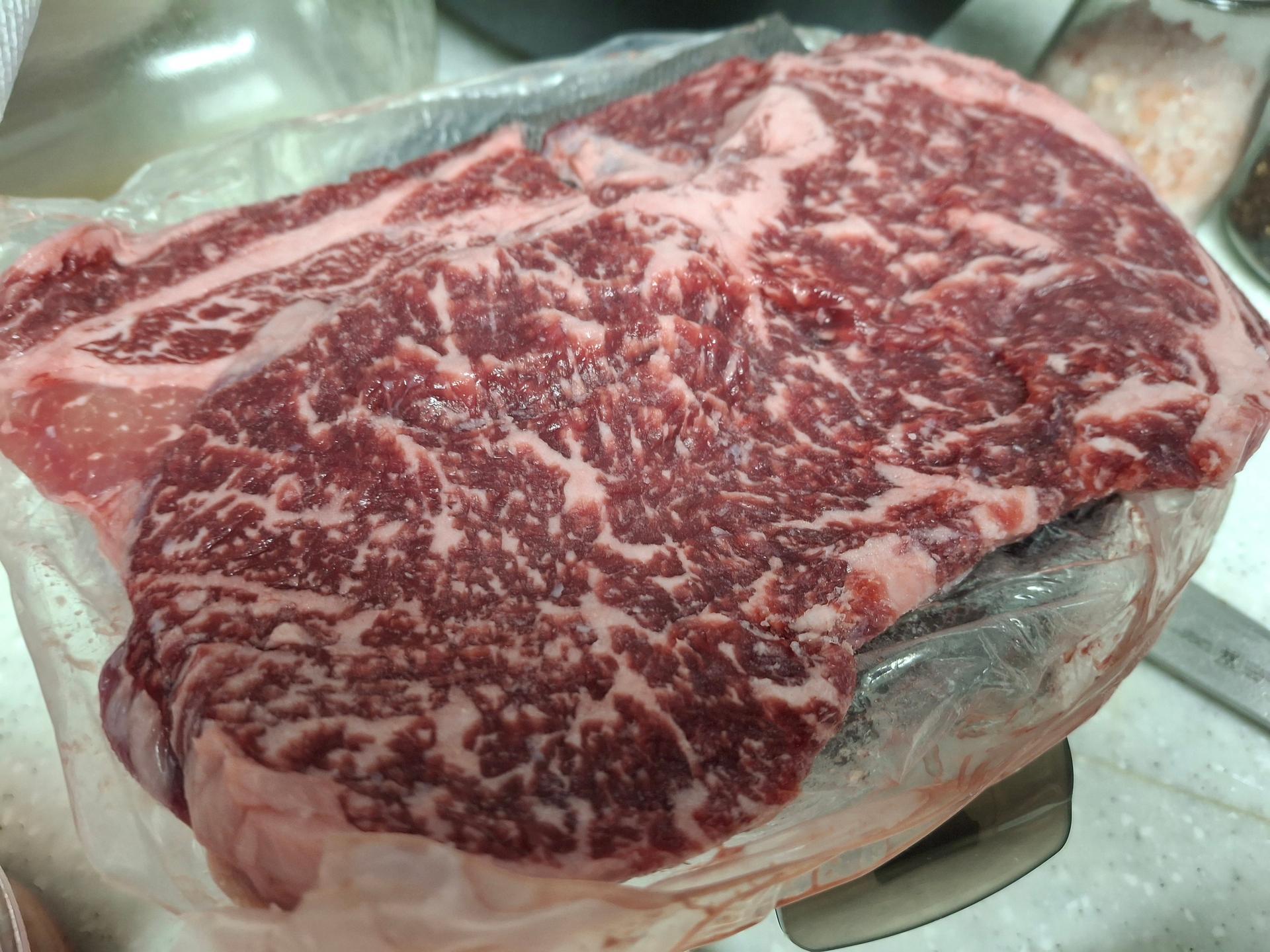 1+ 등급 한우 등심 400g (300g+100g) + 곰탕세트500g*2팩 or  대패삼겹살400g 추가증정