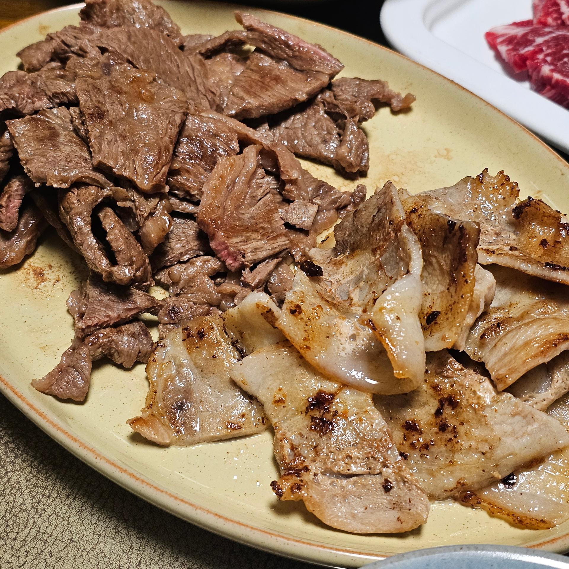 1+ 등급 한우 등심 400g (300g+100g) + 곰탕세트500g*2팩 or  대패삼겹살400g 추가증정