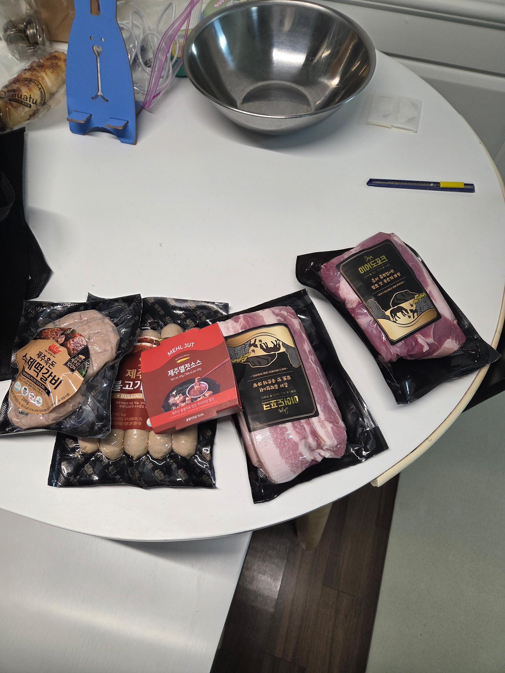 백오겹500g+흑돼지 앞다리살500g+흑돈떡갈비200g+흑돈소세지250g+멜젓소스40g