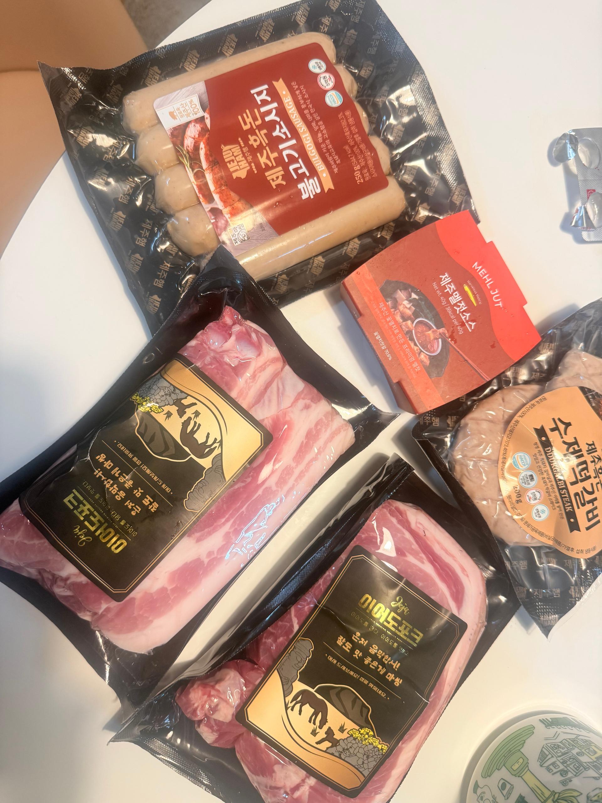 백오겹500g+흑돼지 앞다리살500g+흑돈떡갈비200g+흑돈소세지250g+멜젓소스40g