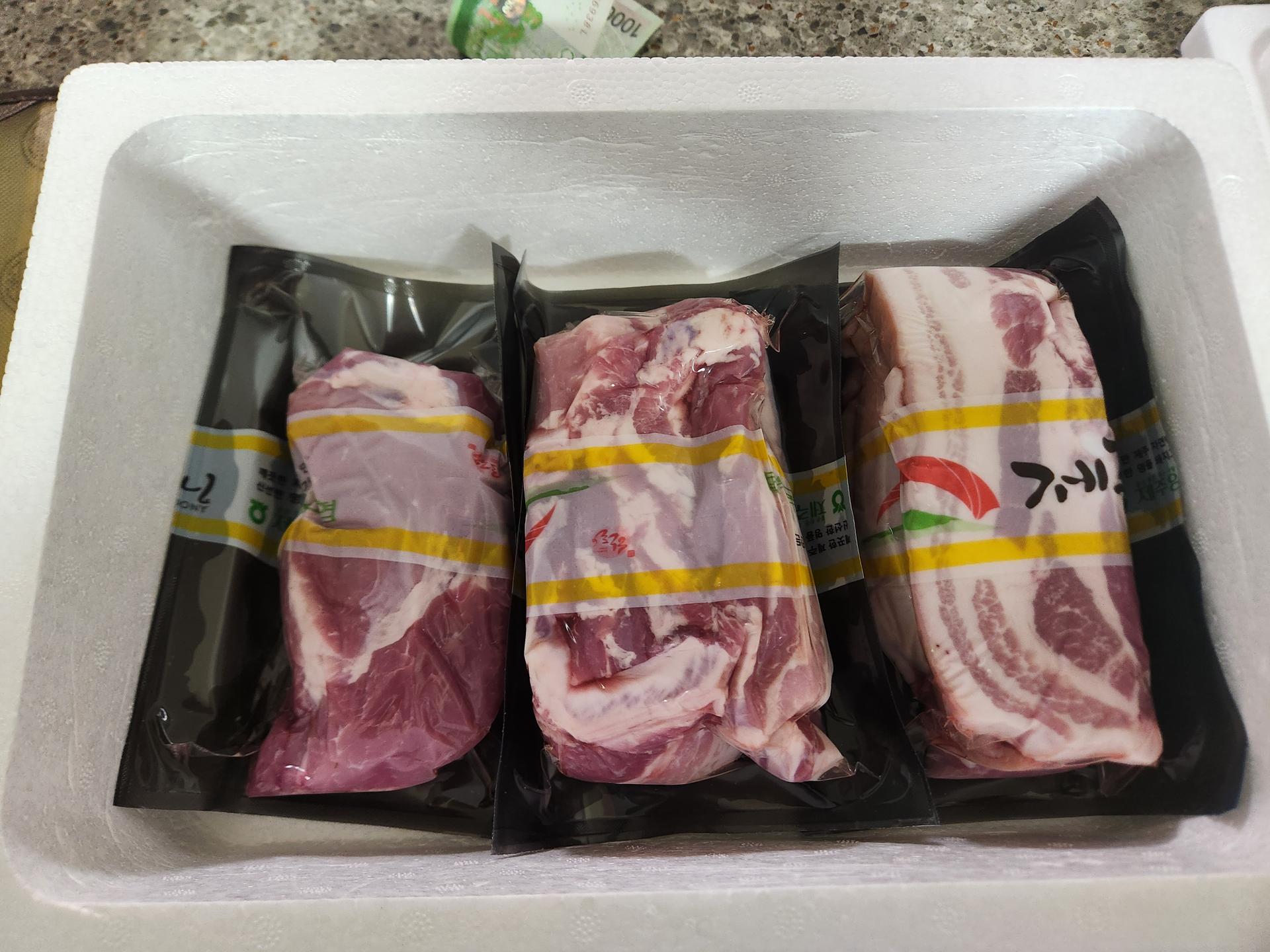 제주양돈농협 삼겹구이용 (500g 2개) + 앞다리 300g 선물 세트
