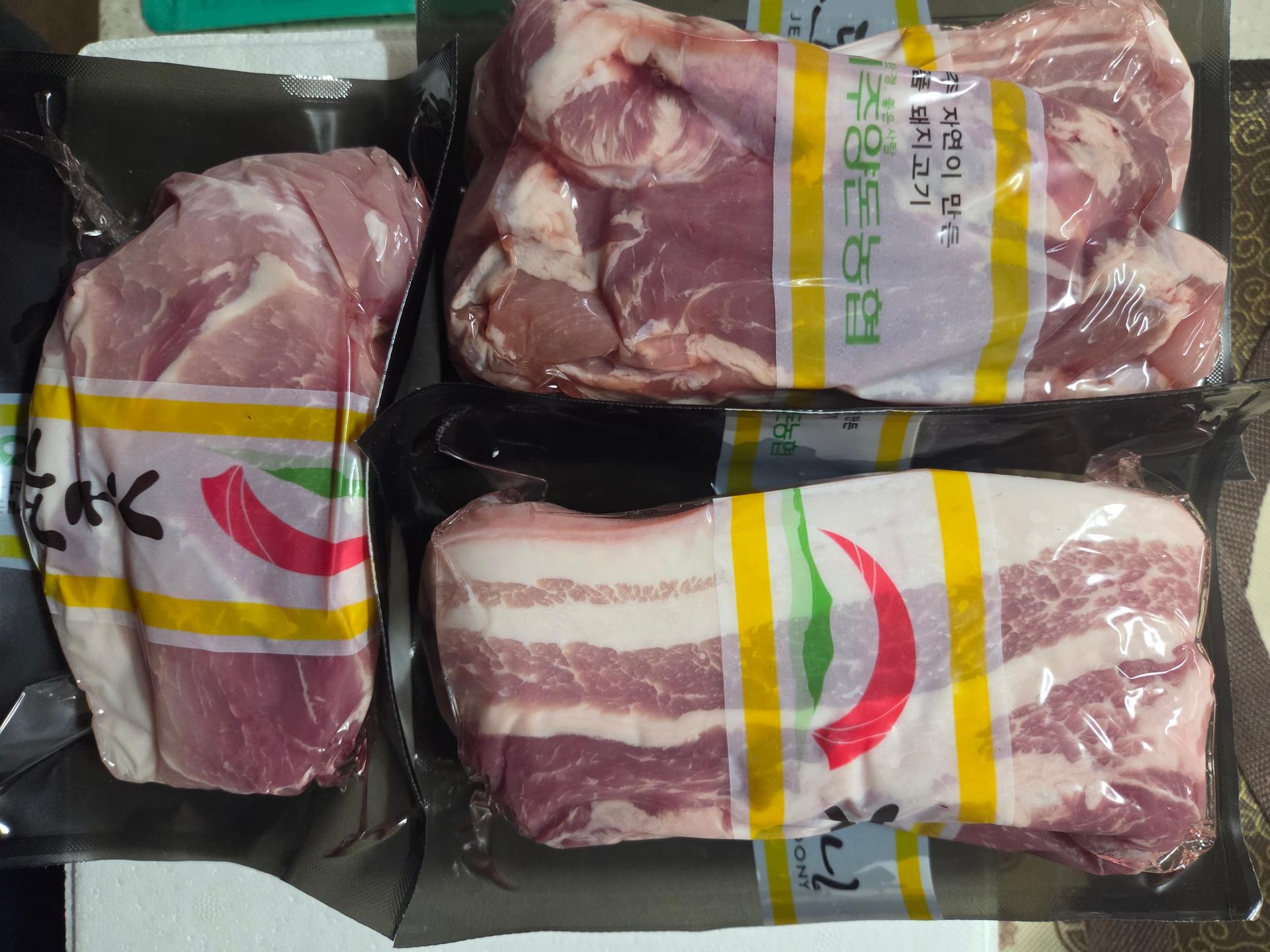 제주양돈농협 삼겹구이용 (500g 2개) + 앞다리 300g 선물 세트