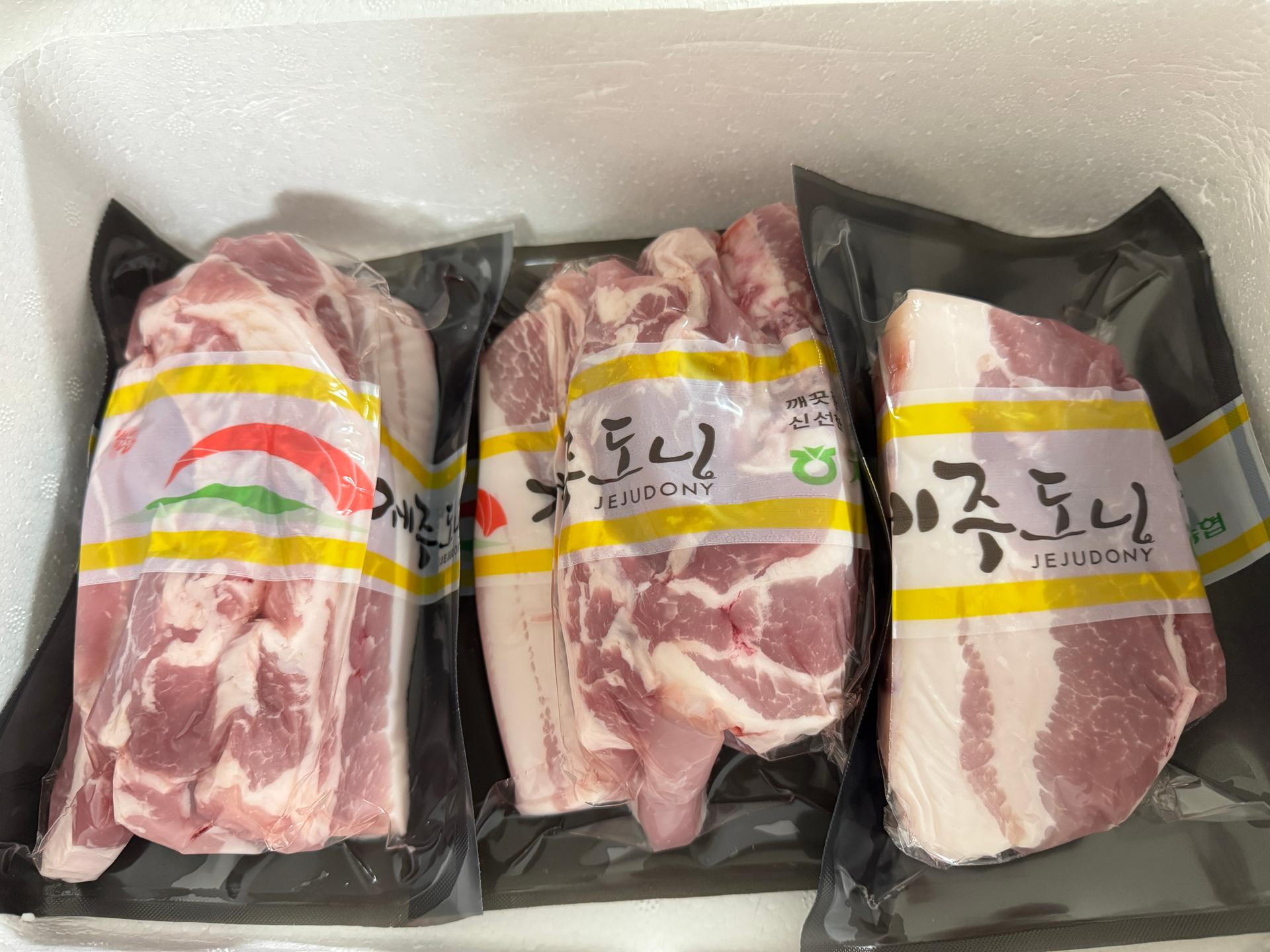 제주양돈농협 삼겹구이용 (500g 2개) + 앞다리 300g 선물 세트