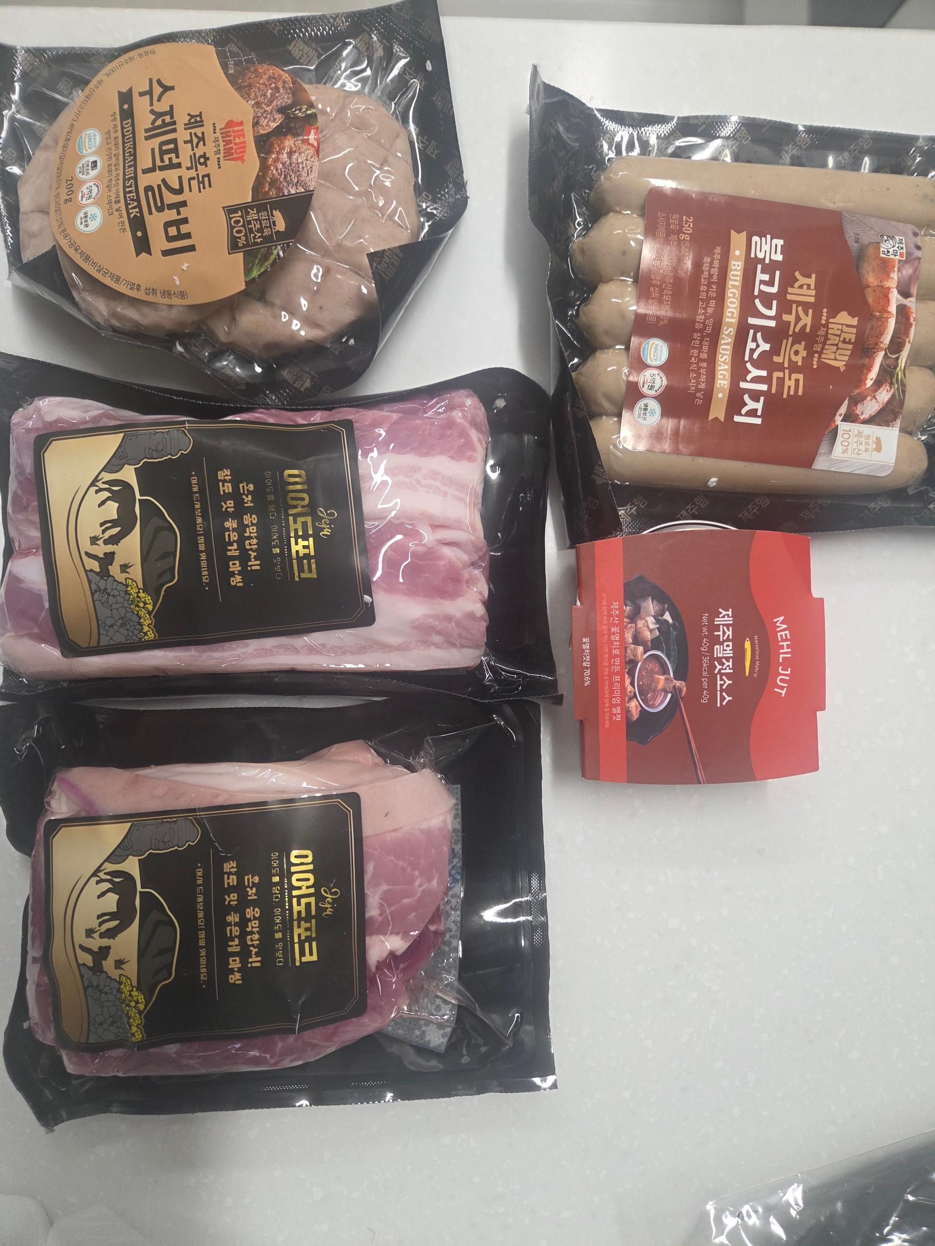 백오겹500g+흑돼지 앞다리살500g+흑돈떡갈비200g+흑돈소세지250g+멜젓소스40g