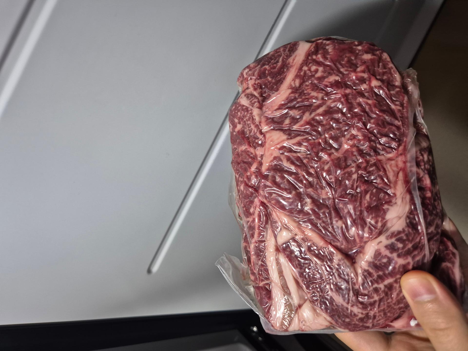 1+ 등급 한우 등심 400g (300g+100g) + 곰탕세트500g*2팩 or  대패삼겹살400g 추가증정