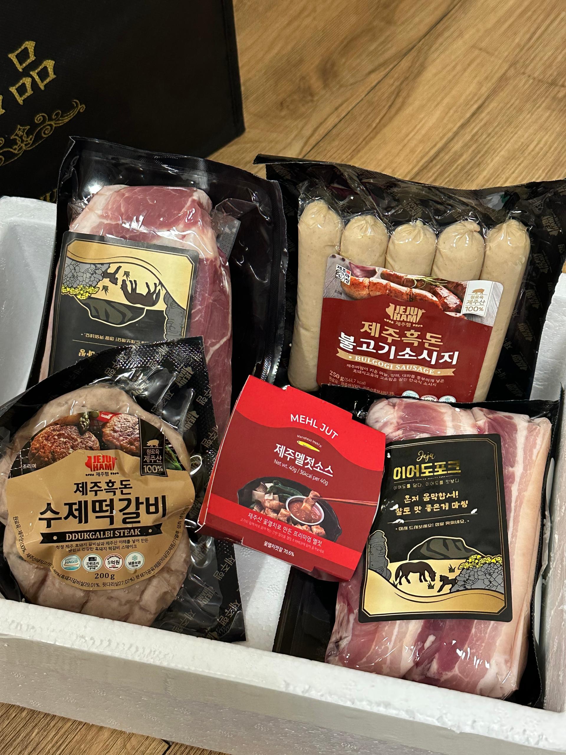 백오겹500g+흑돼지 앞다리살500g+흑돈떡갈비200g+흑돈소세지250g+멜젓소스40g