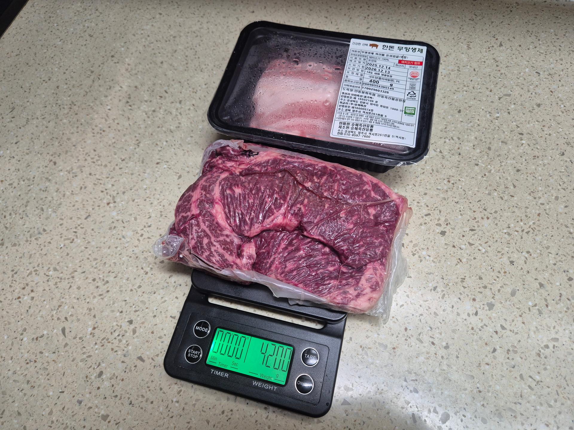 1+ 등급 한우 등심 400g (300g+100g) + 곰탕세트500g*2팩 or  대패삼겹살400g 추가증정