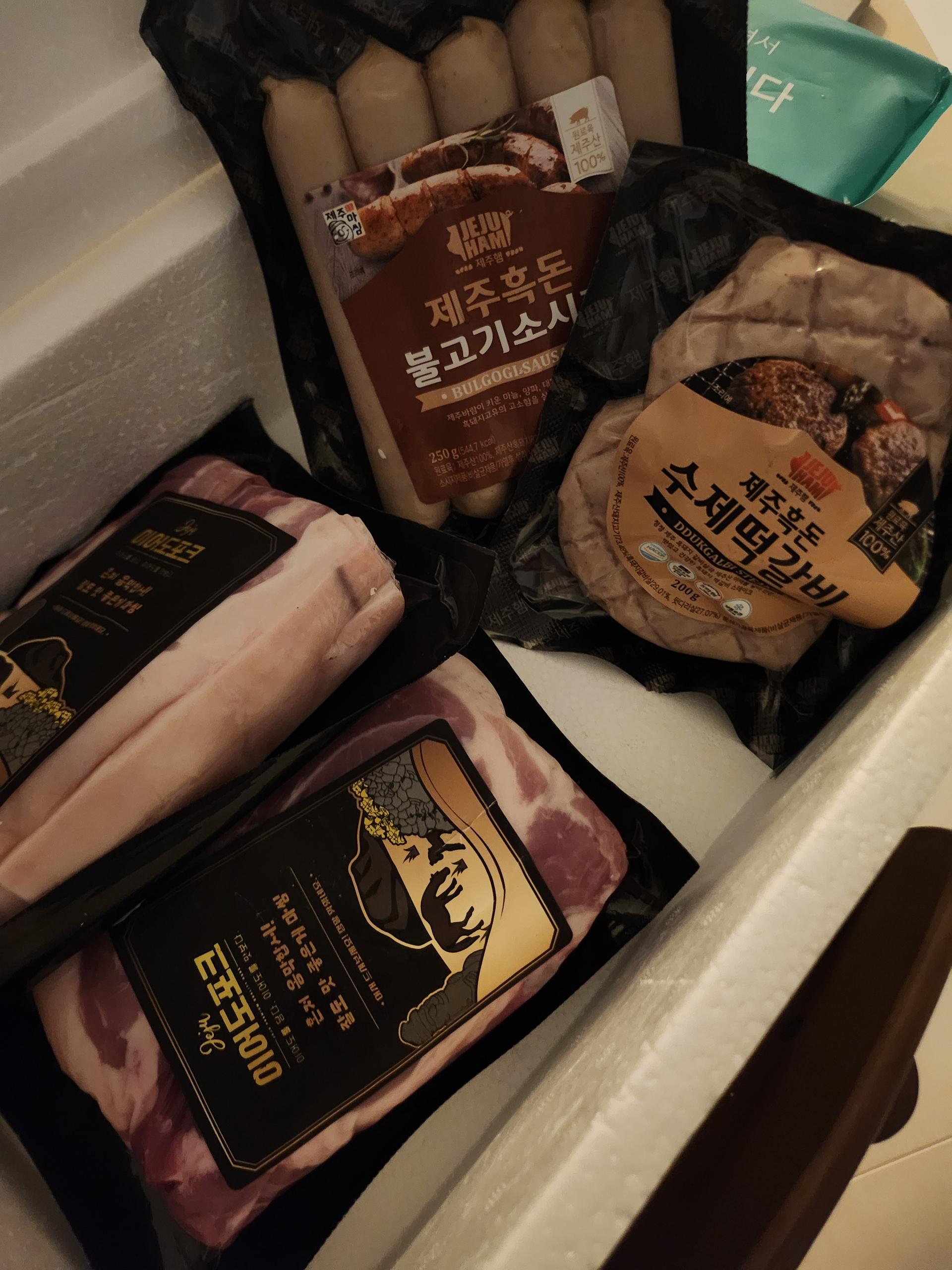 백오겹500g+흑돼지 앞다리살500g+흑돈떡갈비200g+흑돈소세지250g+멜젓소스40g