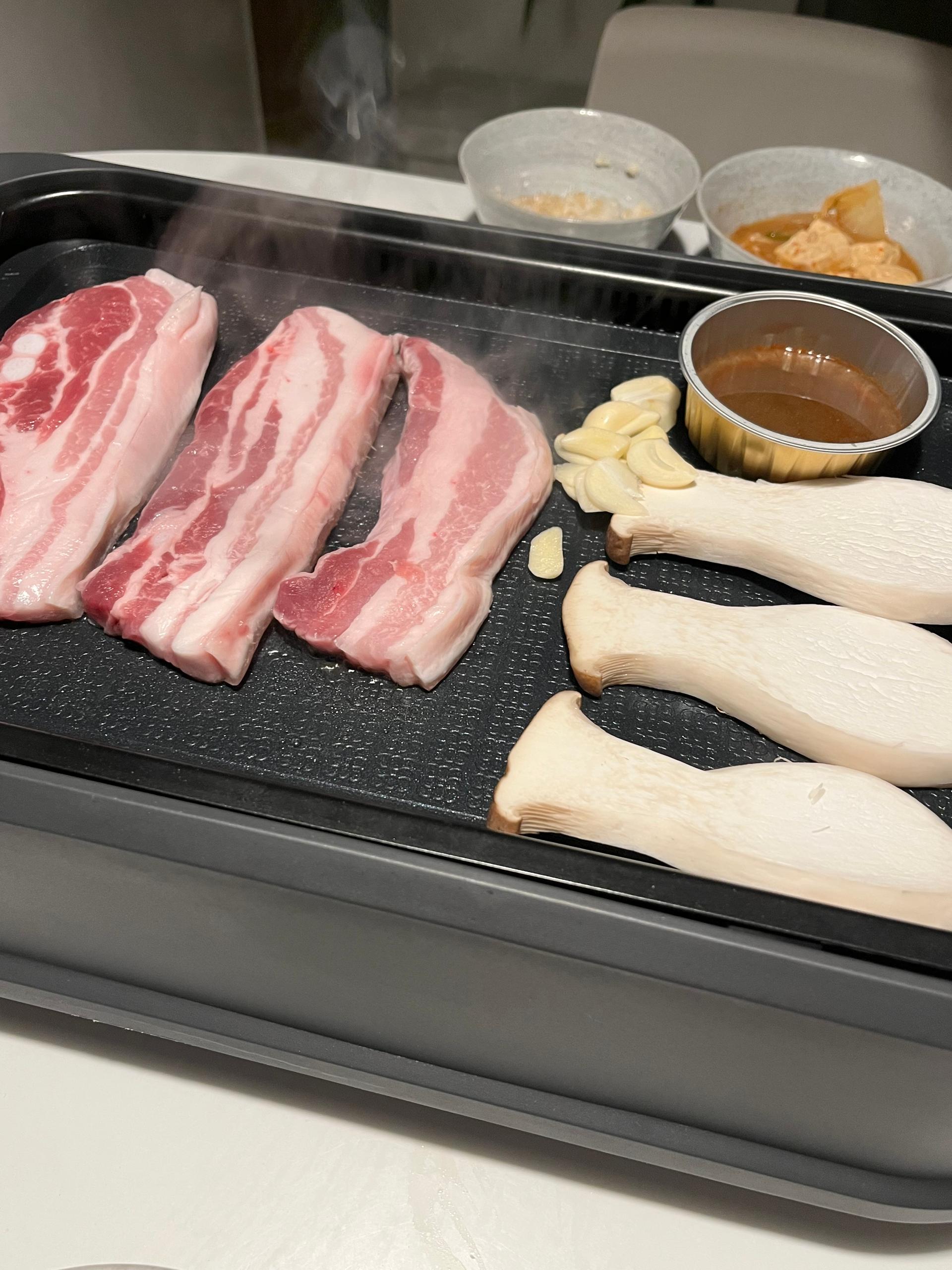 백오겹500g+흑돼지 앞다리살500g+흑돈떡갈비200g+흑돈소세지250g+멜젓소스40g