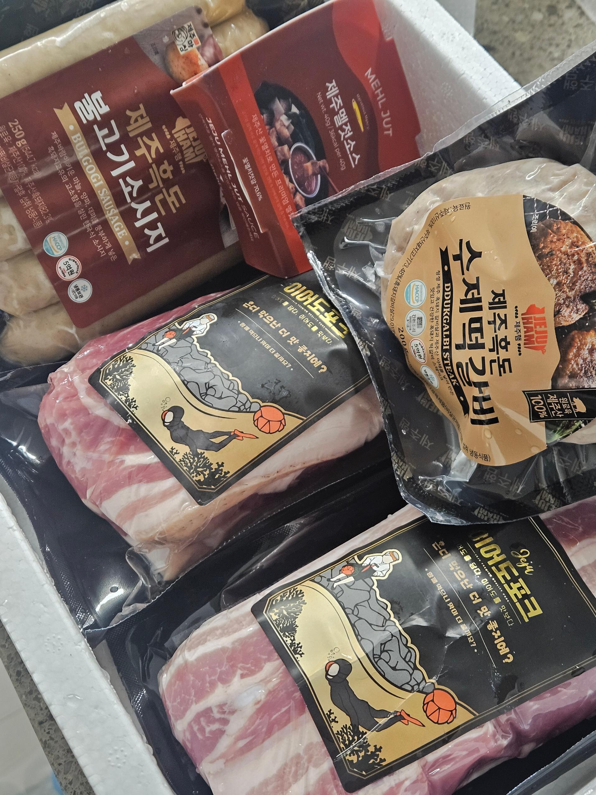 백오겹500g+흑돼지 앞다리살500g+흑돈떡갈비200g+흑돈소세지250g+멜젓소스40g