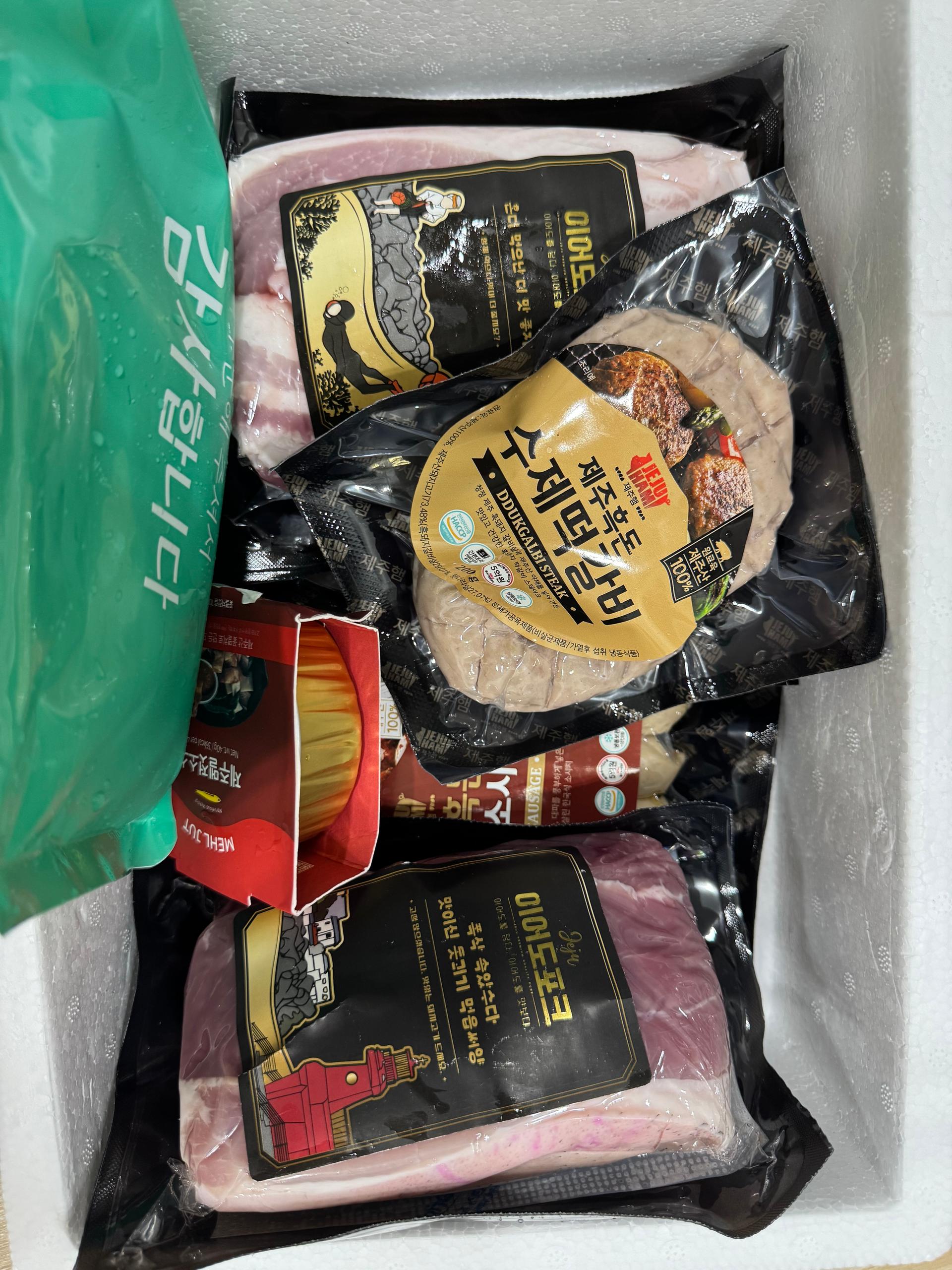 백오겹500g+흑돼지 앞다리살500g+흑돈떡갈비200g+흑돈소세지250g+멜젓소스40g