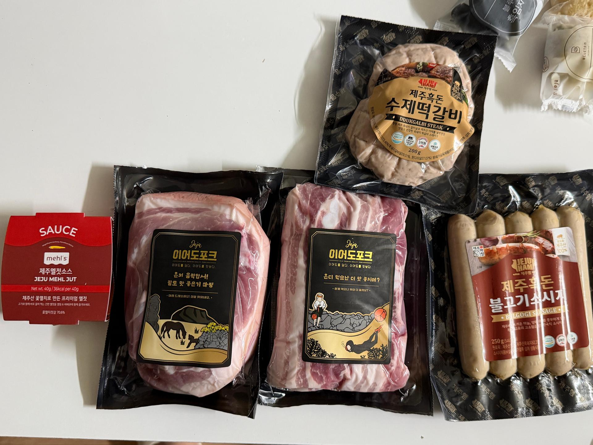 백오겹500g+흑돼지 앞다리살500g+흑돈떡갈비200g+흑돈소세지250g+멜젓소스40g