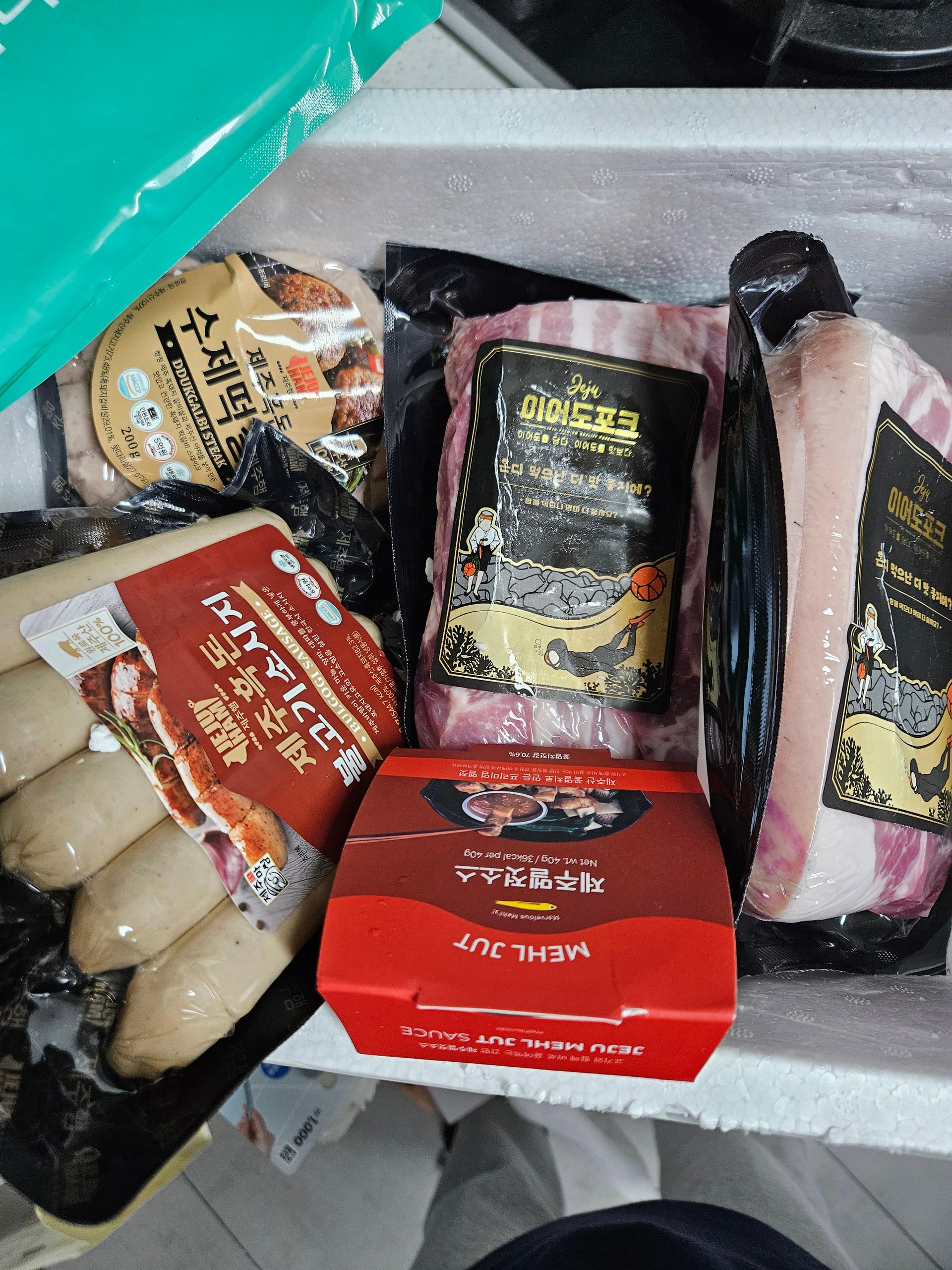 백오겹500g+흑돼지 앞다리살500g+흑돈떡갈비200g+흑돈소세지250g+멜젓소스40g