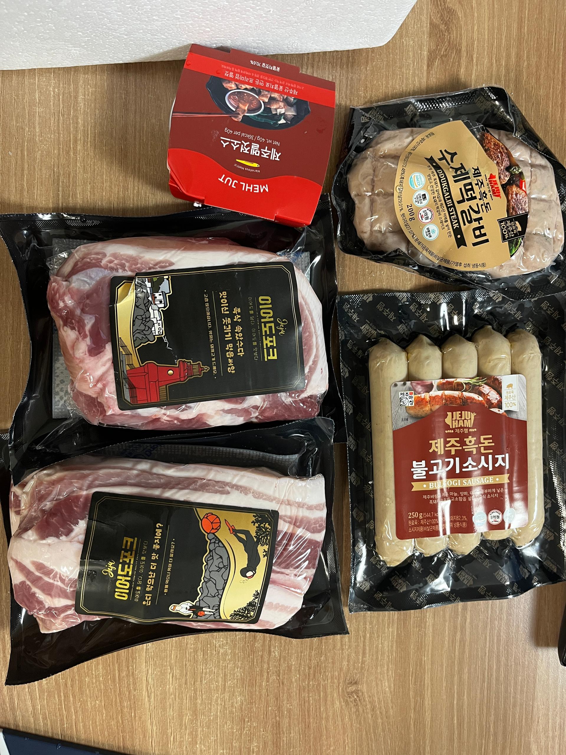 백오겹500g+흑돼지 앞다리살500g+흑돈떡갈비200g+흑돈소세지250g+멜젓소스40g
