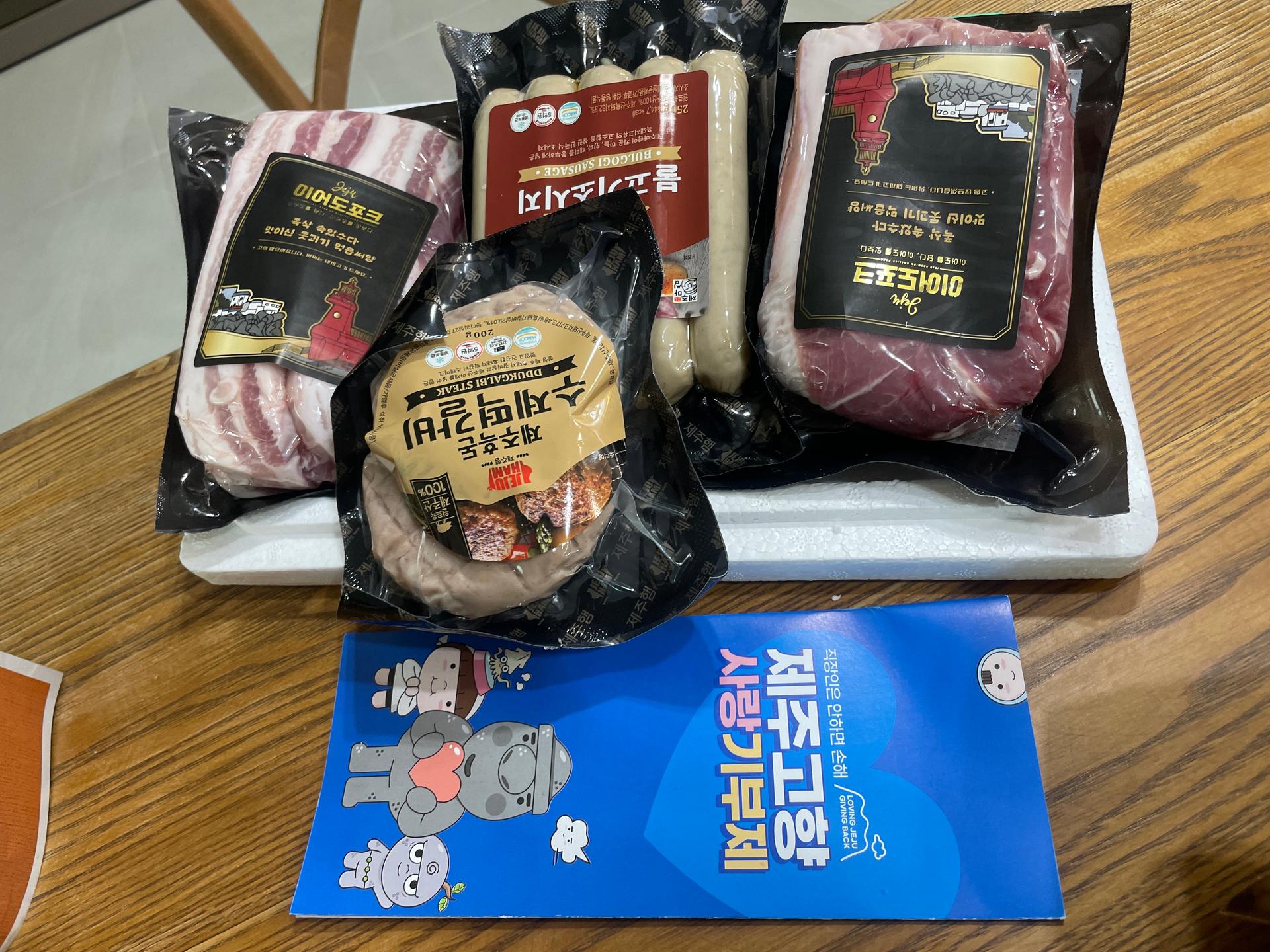백오겹500g+흑돼지 앞다리살500g+흑돈떡갈비200g+흑돈소세지250g+멜젓소스40g