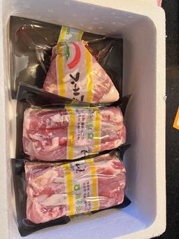 제주양돈농협 삼겹구이용 (500g 2개) + 앞다리 300g 선물 세트-1