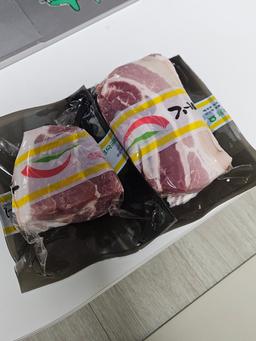 제주양돈농협 삼겹구이용 (500g 2개) + 앞다리 300g 선물 세트-1