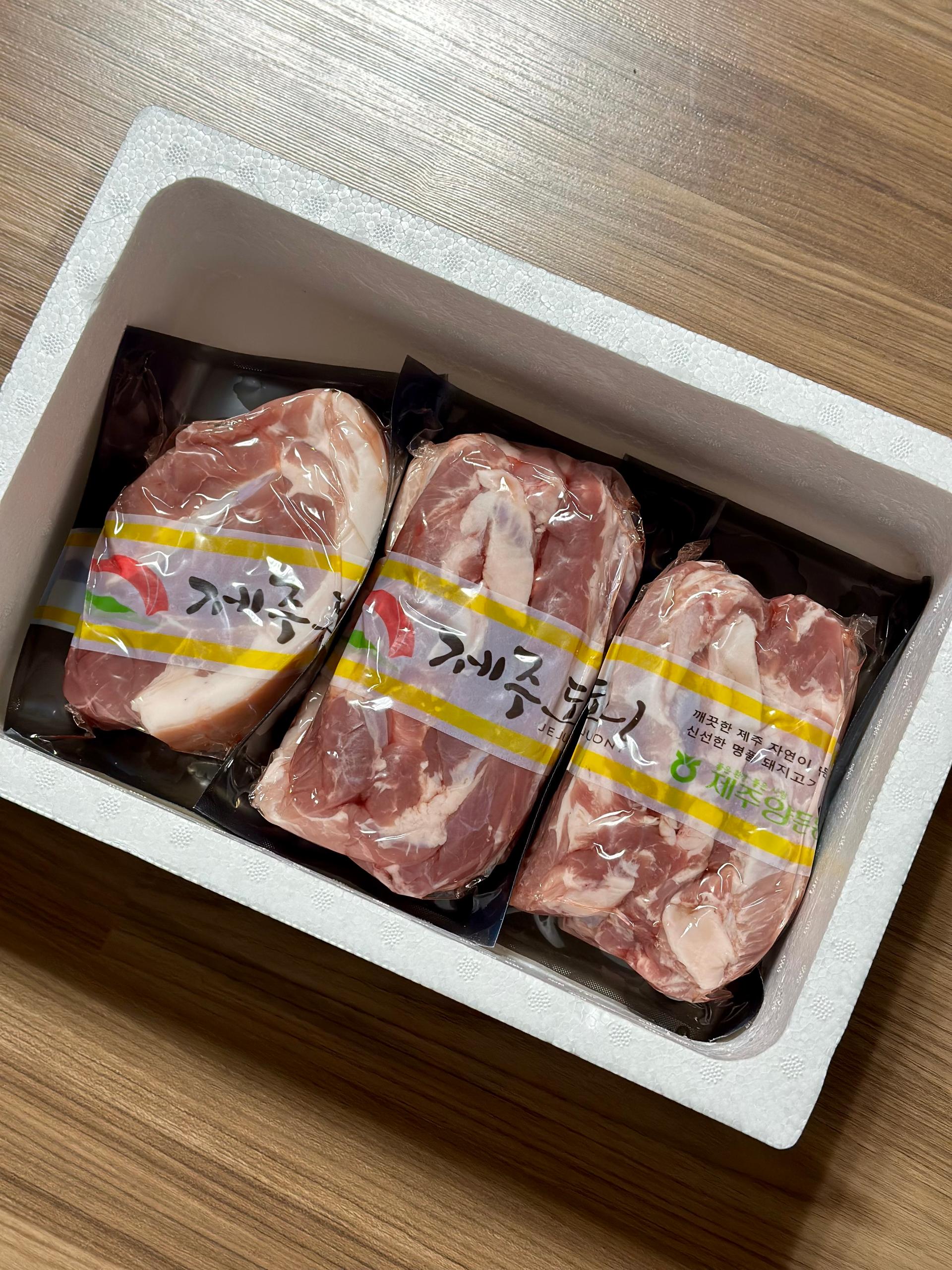 제주양돈농협 삼겹구이용 (500g 2개) + 앞다리 300g 선물 세트