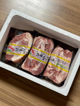 제주양돈농협 삼겹구이용 (500g 2개) + 앞다리 300g 선물 세트-1