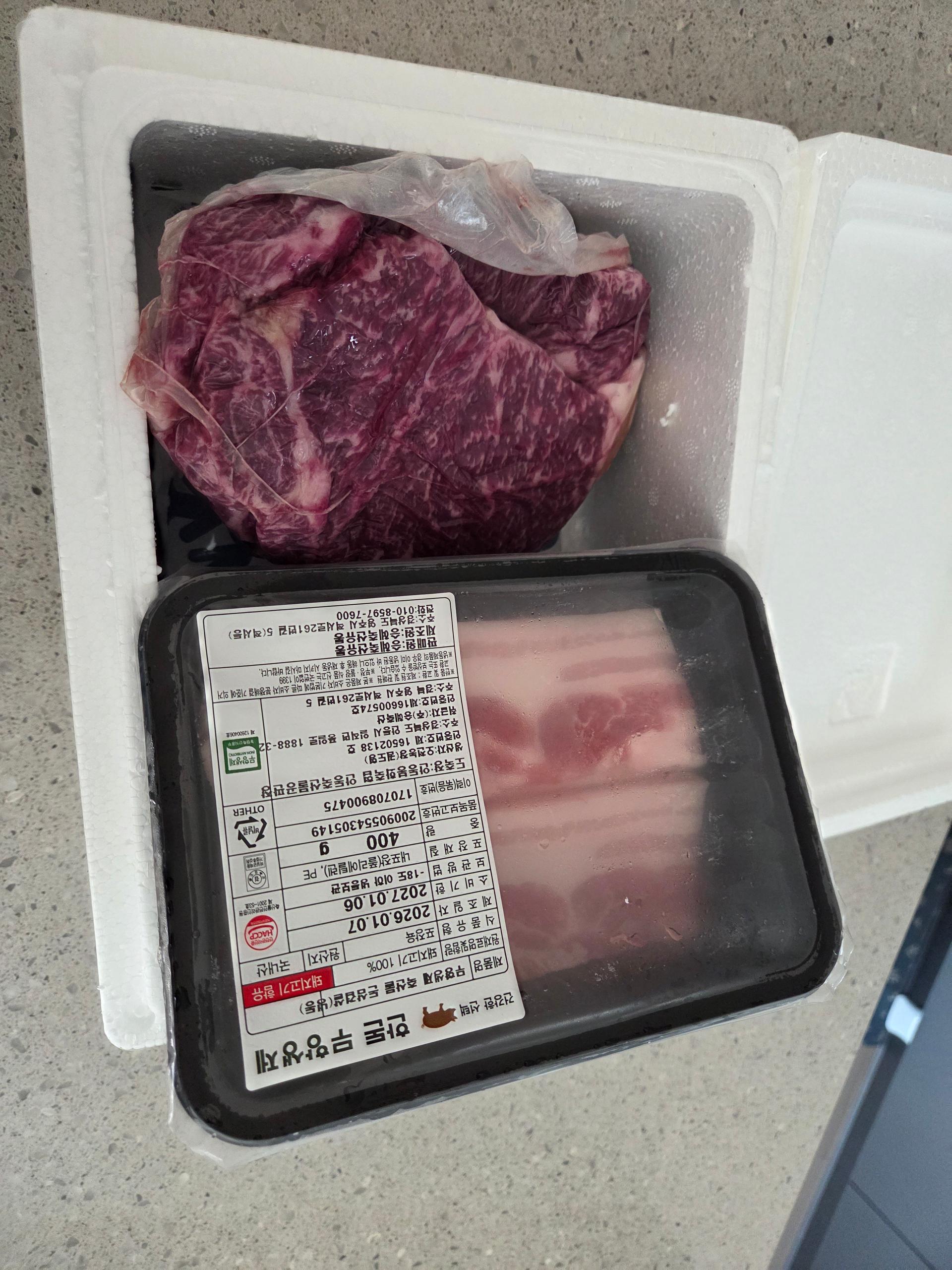 1+ 등급 한우 등심 400g (300g+100g) + 곰탕세트500g*2팩 or  대패삼겹살400g 추가증정