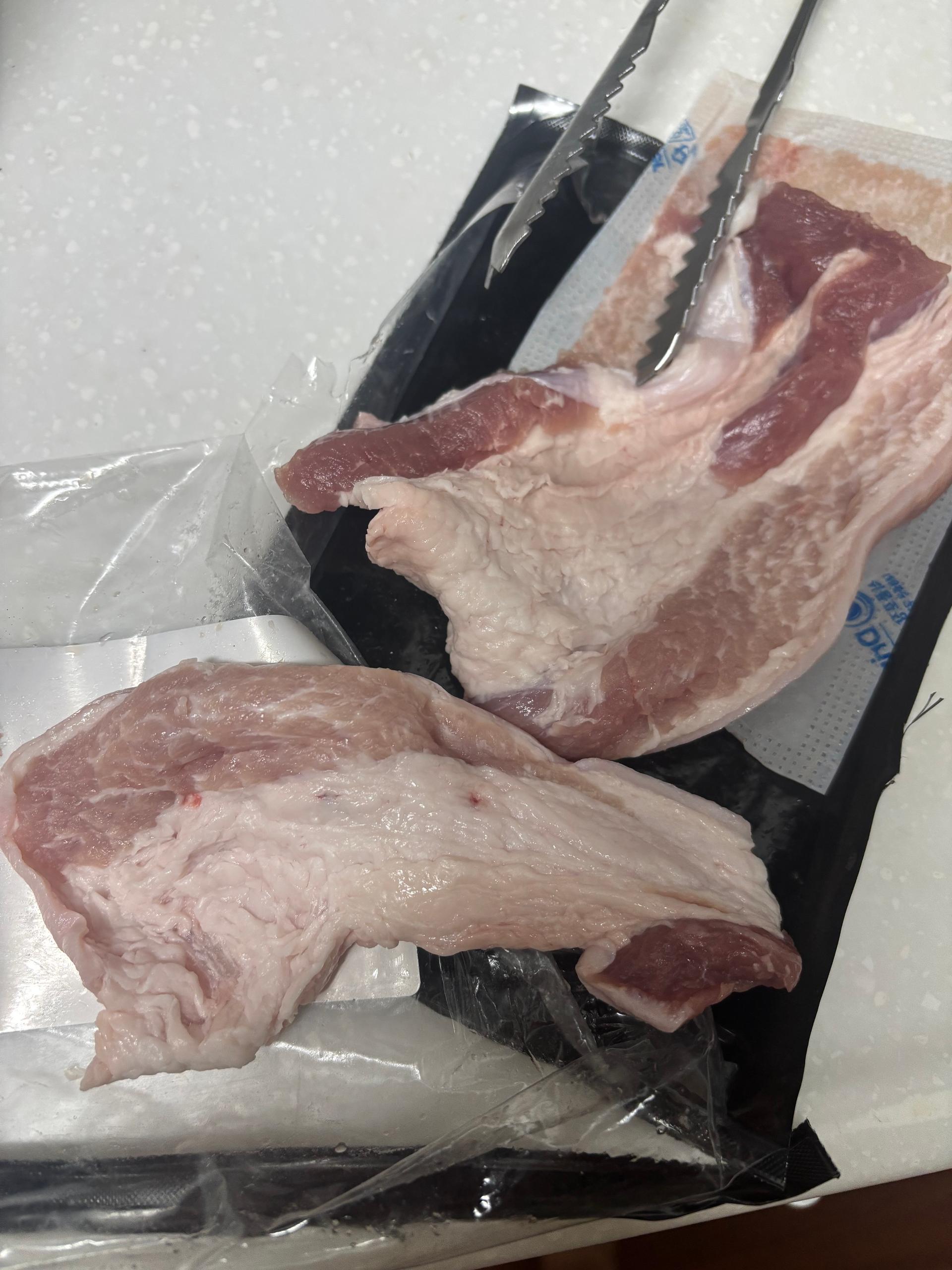 백오겹500g+흑돼지 앞다리살500g+흑돈떡갈비200g+흑돈소세지250g+멜젓소스40g