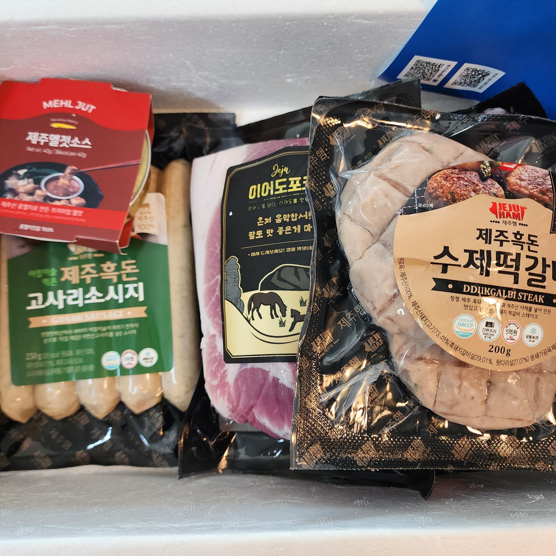 백오겹500g+흑돼지 앞다리살500g+흑돈떡갈비200g+흑돈소세지250g+멜젓소스40g