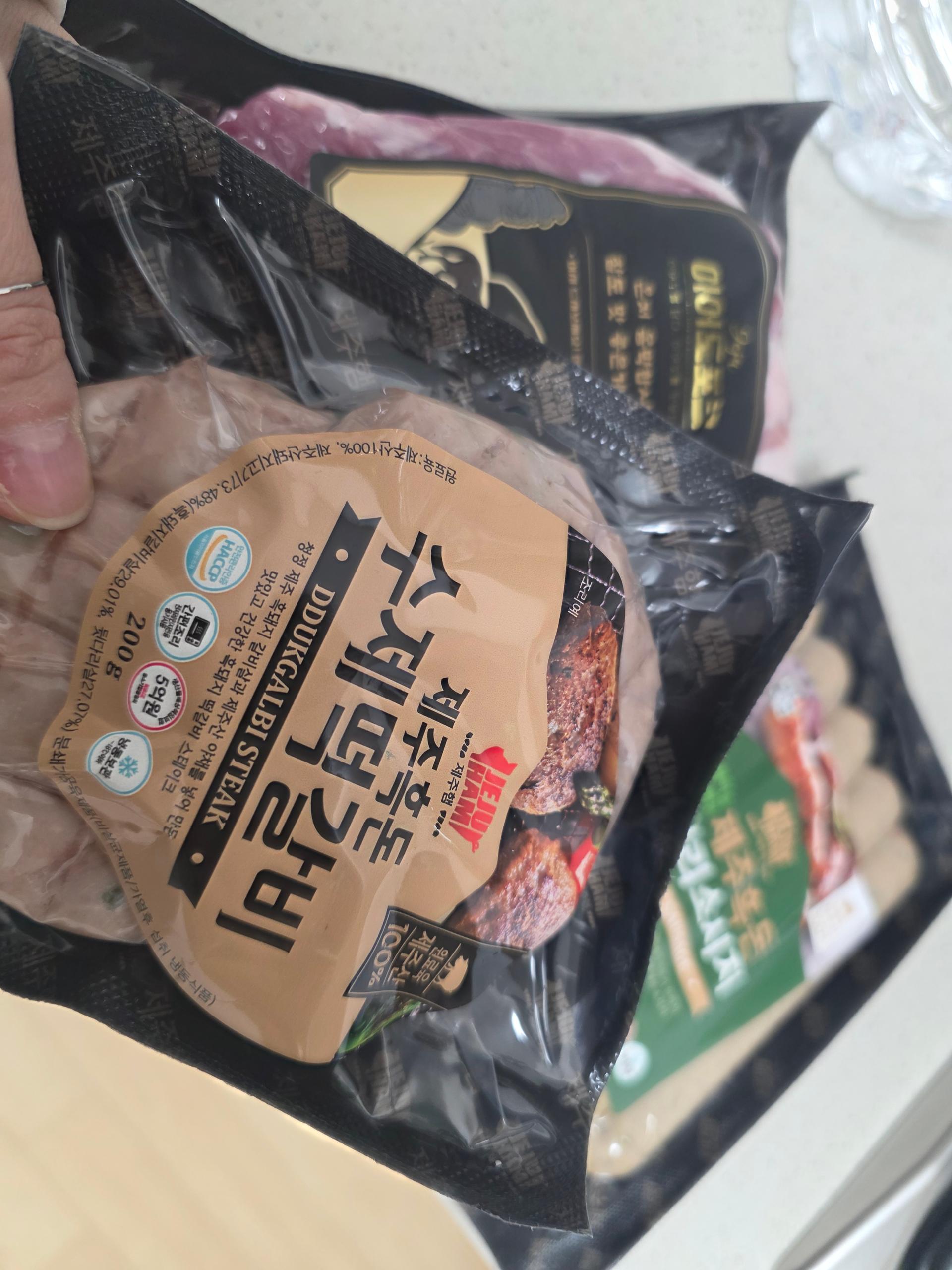 백오겹500g+흑돼지 앞다리살500g+흑돈떡갈비200g+흑돈소세지250g+멜젓소스40g