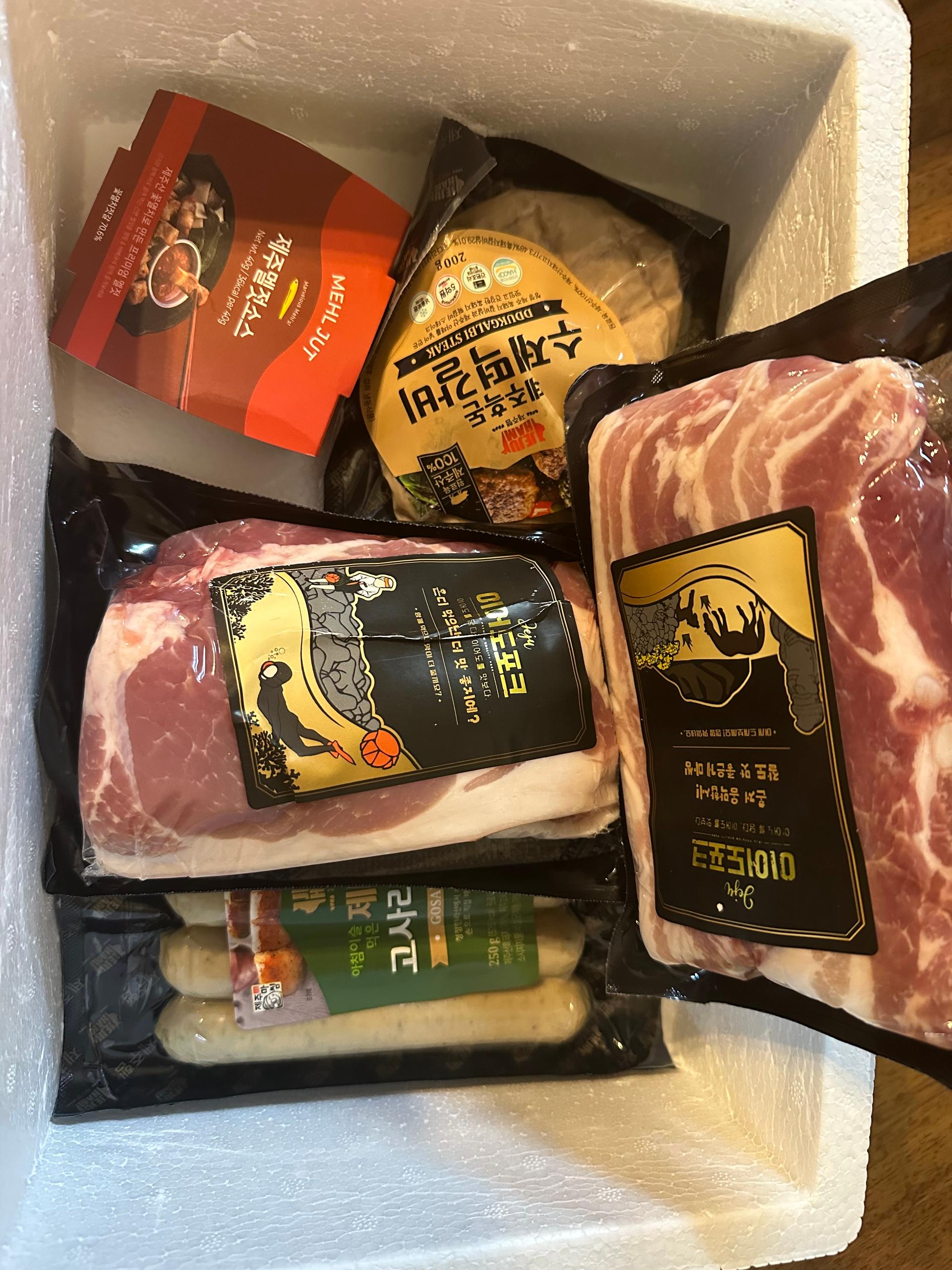 백오겹500g+흑돼지 앞다리살500g+흑돈떡갈비200g+흑돈소세지250g+멜젓소스40g