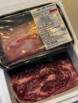 1+ 등급 한우 등심 400g (300g+100g) + 곰탕세트500g*2팩 or  대패삼겹살400g 추가증정-1