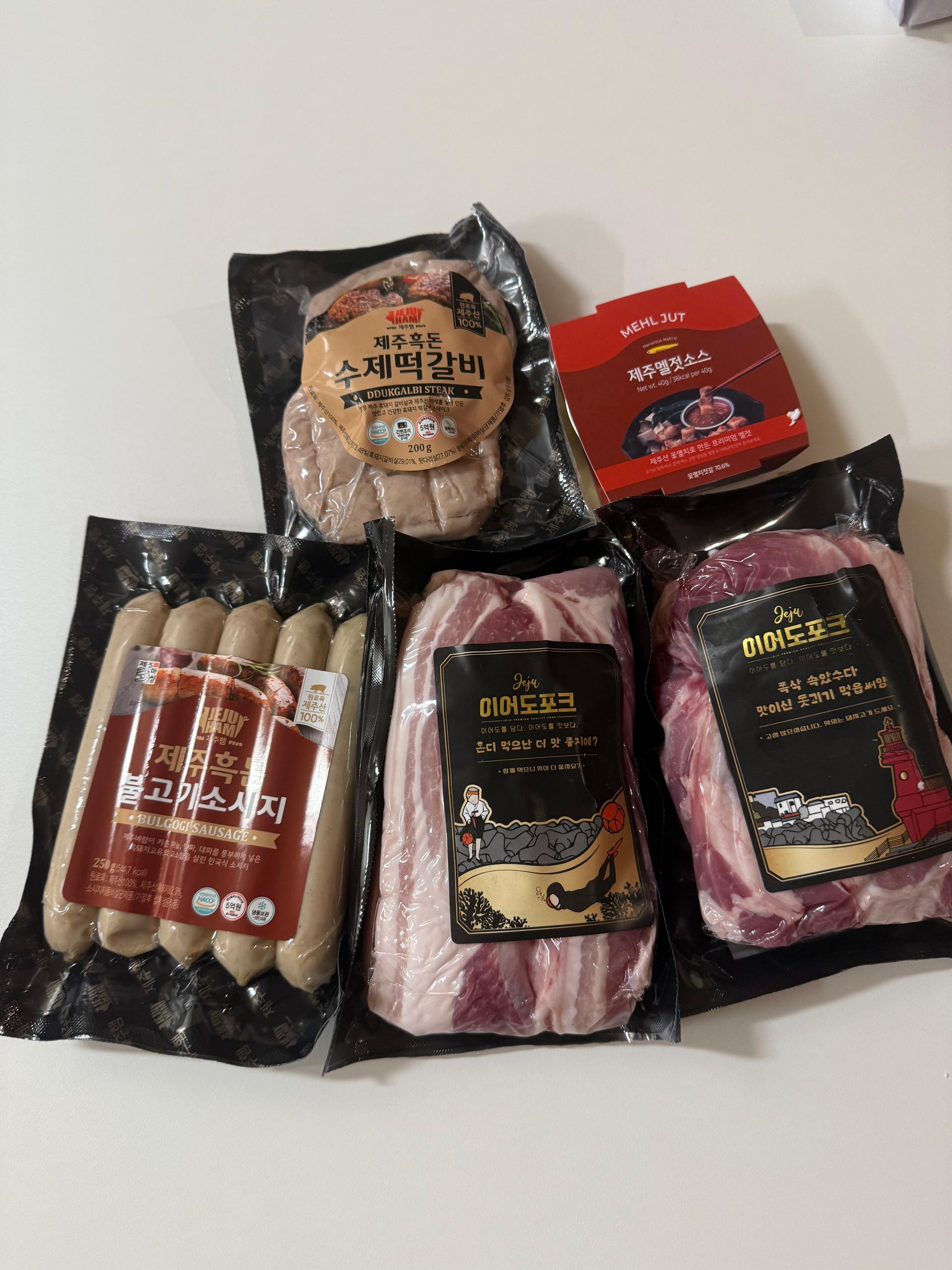 백오겹500g+흑돼지 앞다리살500g+흑돈떡갈비200g+흑돈소세지250g+멜젓소스40g 이미지