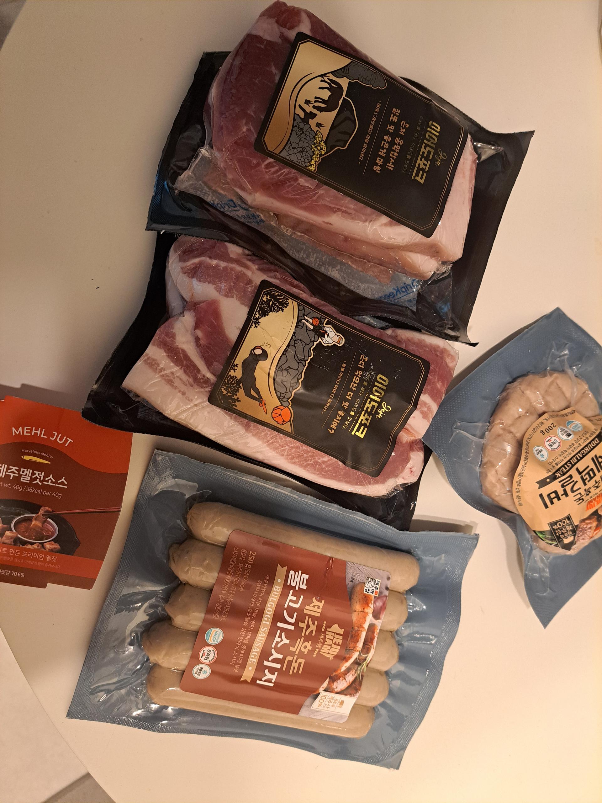 백오겹500g+흑돼지 앞다리살500g+흑돈떡갈비200g+흑돈소세지250g+멜젓소스40g