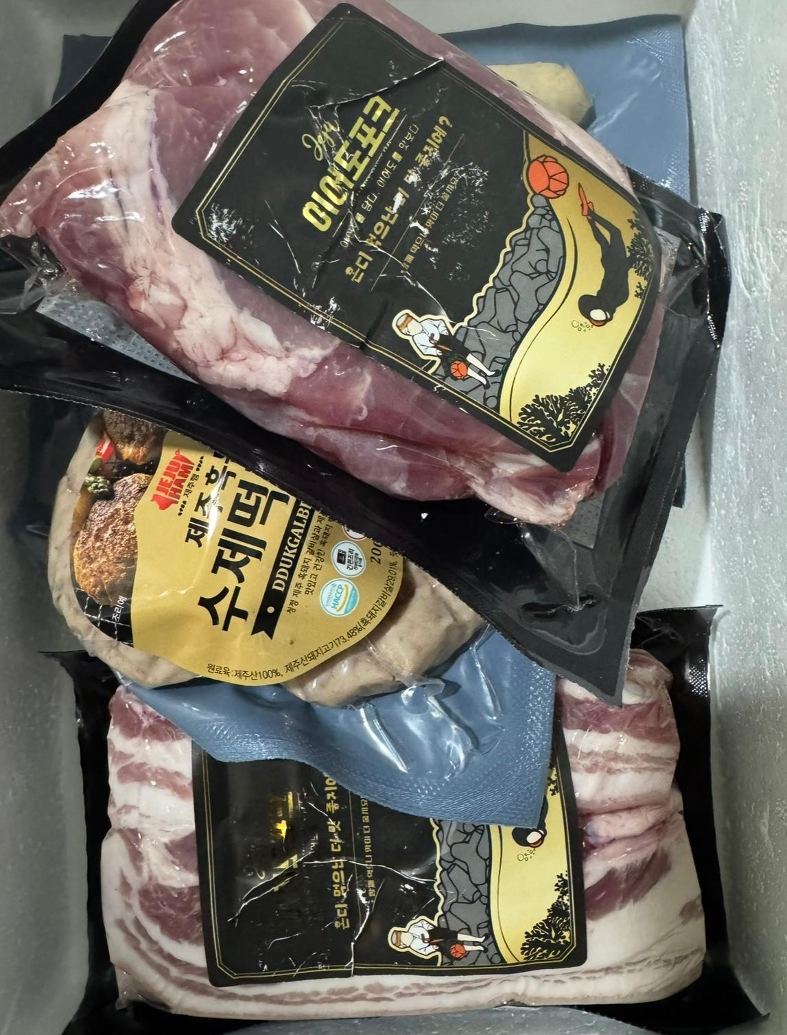 백오겹500g+흑돼지 앞다리살500g+흑돈떡갈비200g+흑돈소세지250g+멜젓소스40g