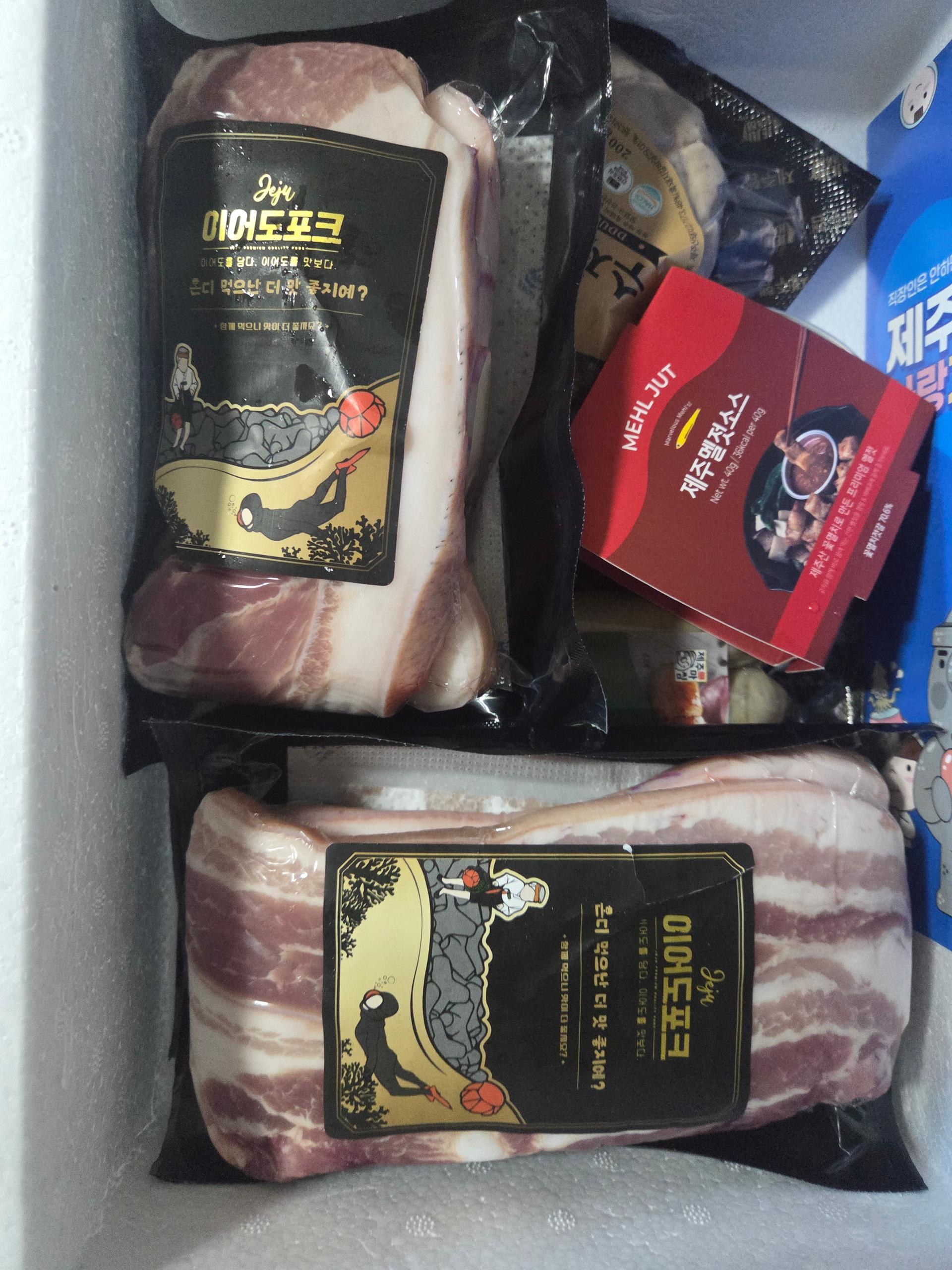 백오겹500g+흑돼지 앞다리살500g+흑돈떡갈비200g+흑돈소세지250g+멜젓소스40g 이미지