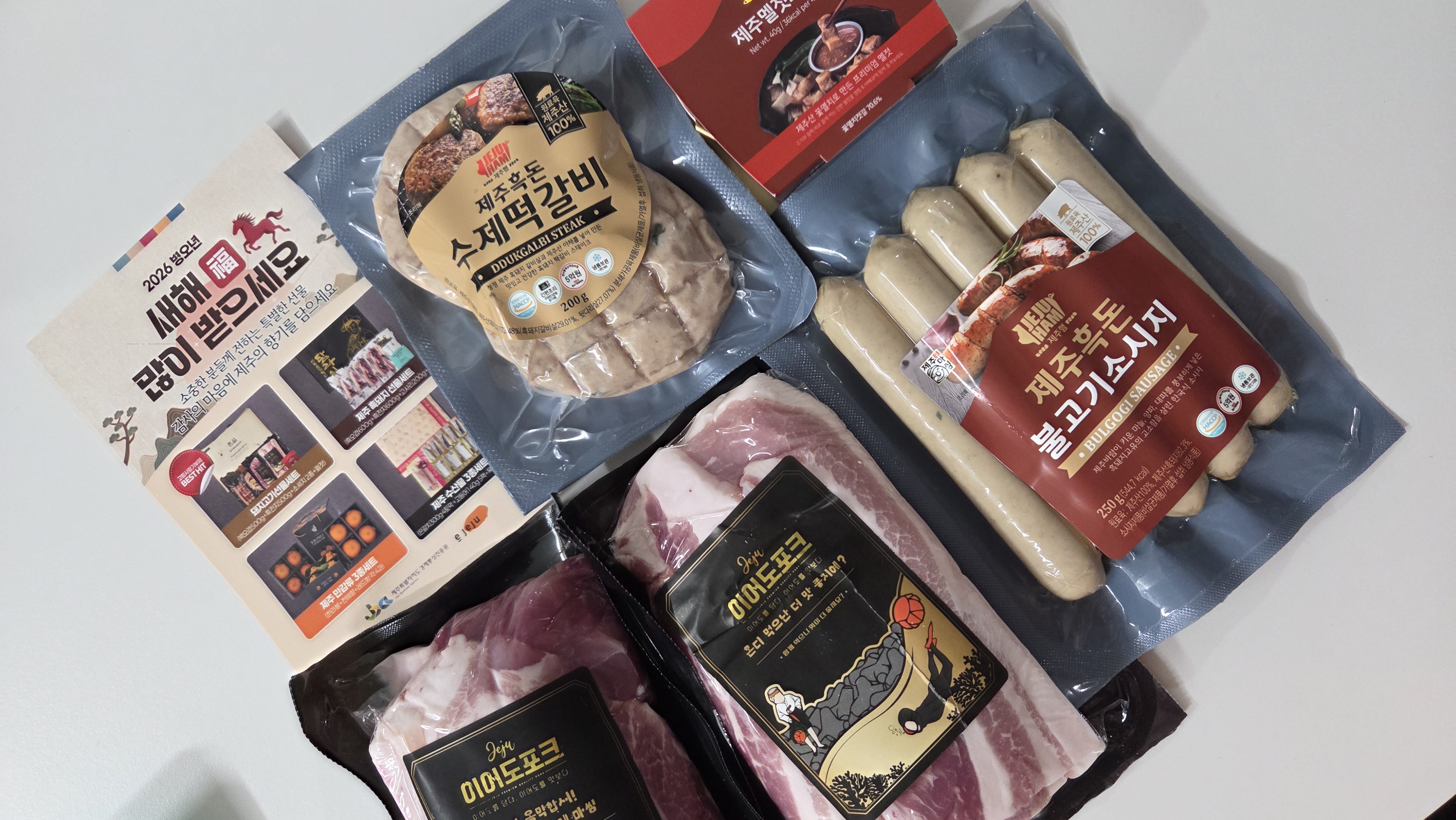 백오겹500g+흑돼지 앞다리살500g+흑돈떡갈비200g+흑돈소세지250g+멜젓소스40g 이미지