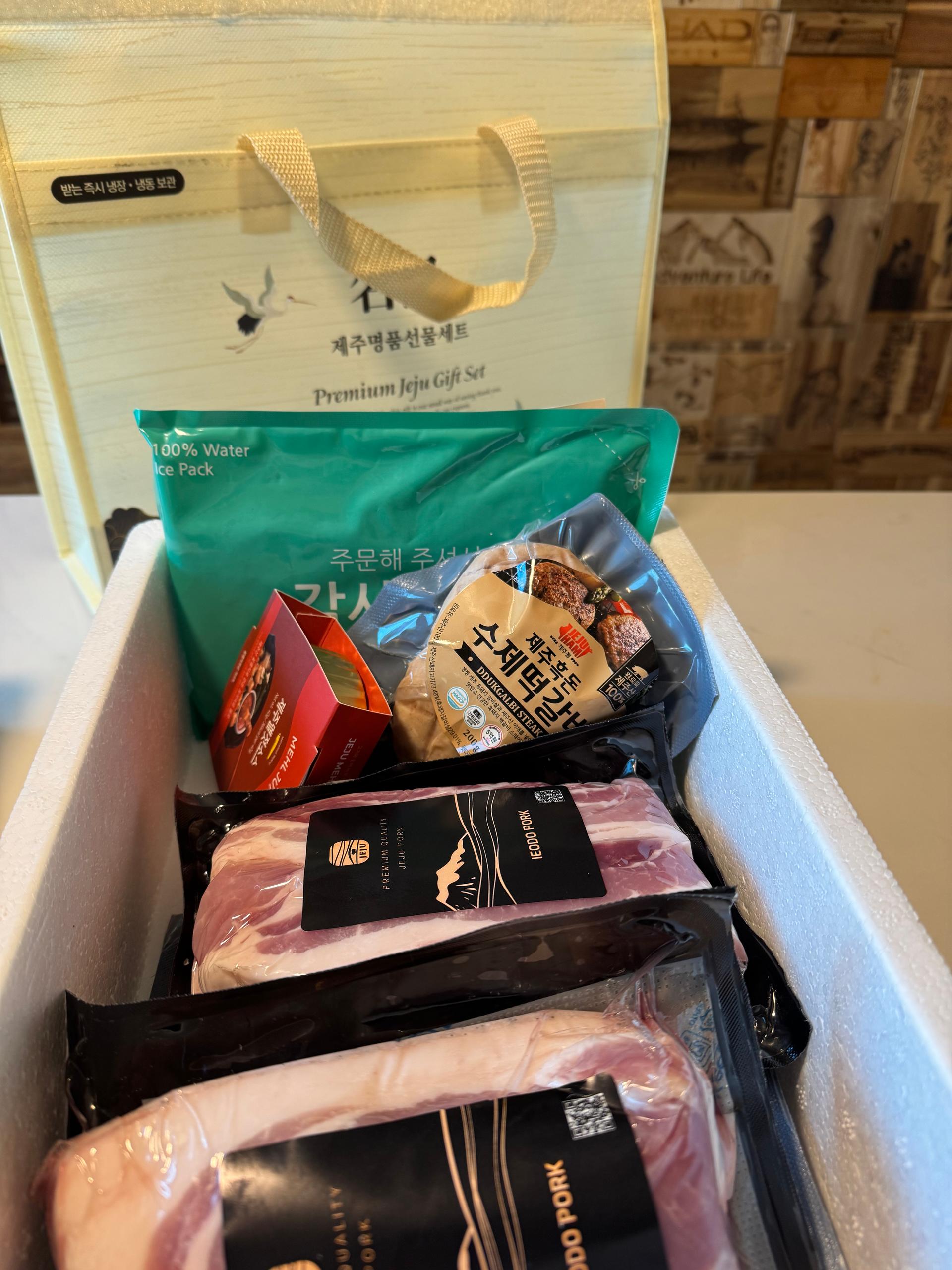 백오겹500g+흑돼지 앞다리살500g+흑돈떡갈비200g+흑돈소세지250g+멜젓소스40g