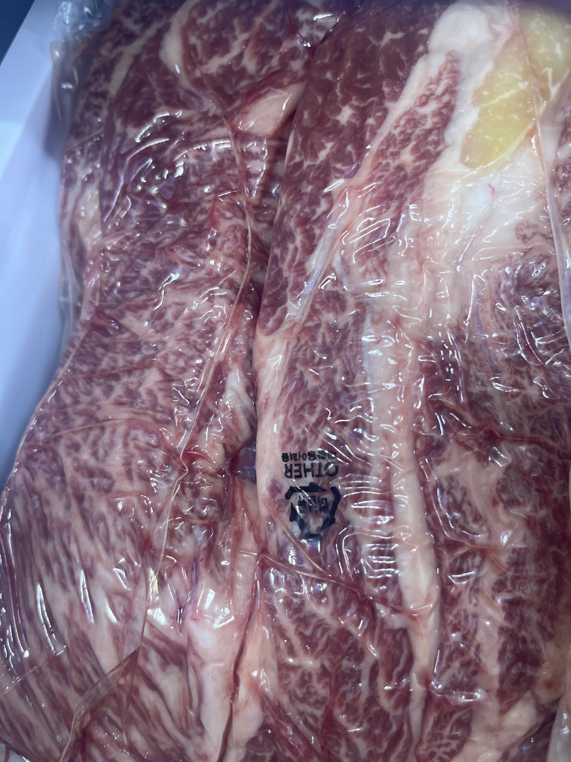 [EVENT ~ 2월 18일까지] 1+ 등급 한우 등심 400g (300g+100g) + 무항 대패 삼겹 or 목살 랜덤 400g 추가 증정