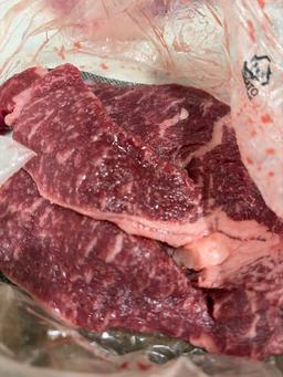 [EVENT ~ 2월 18일까지] 1+ 등급 한우 등심 400g (300g+100g) + 무항 대패 삼겹 or 목살 랜덤 400g 추가 증정-1